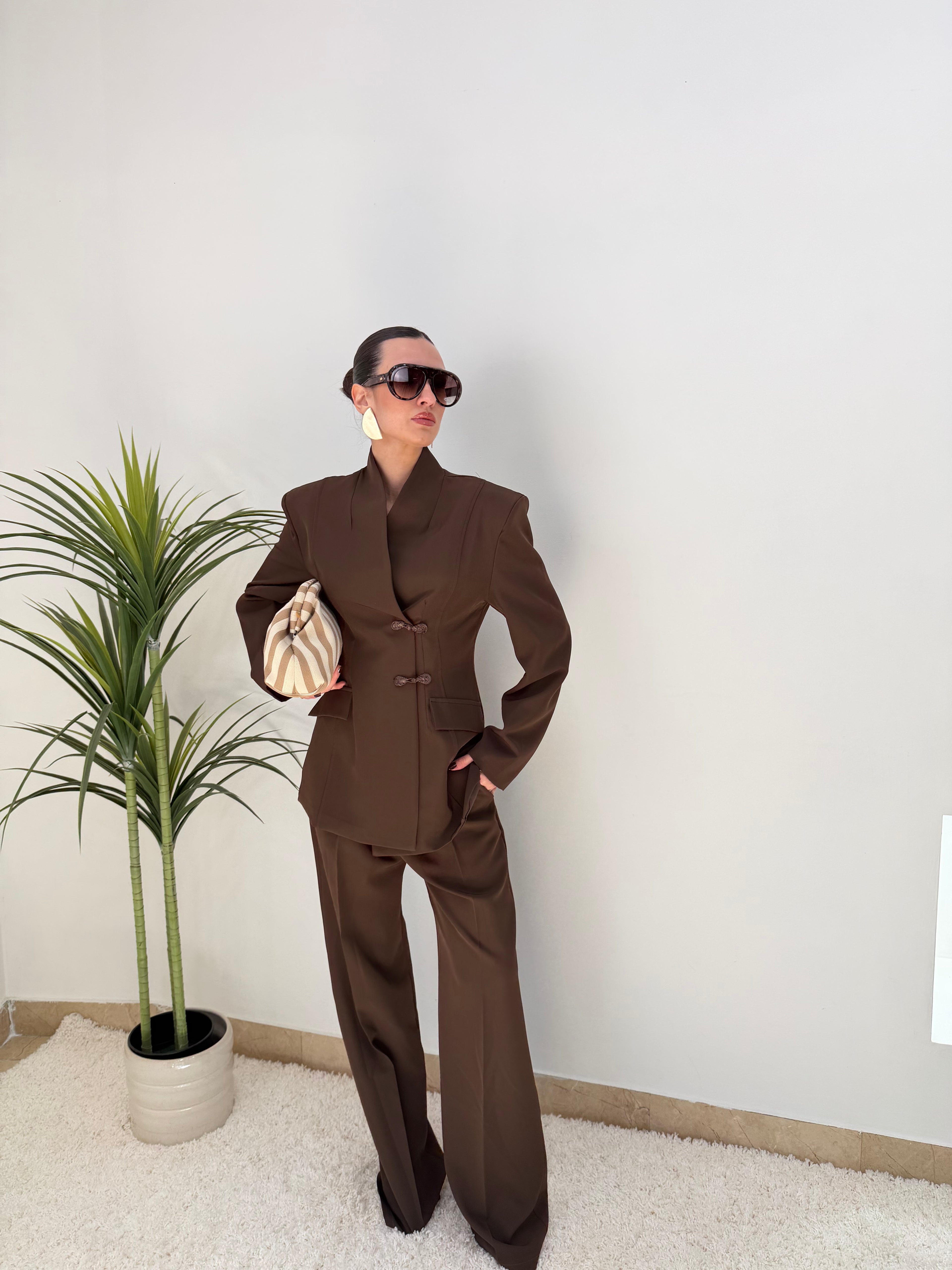 Tailleur stile coreano con giacca asimmetrica a nodo