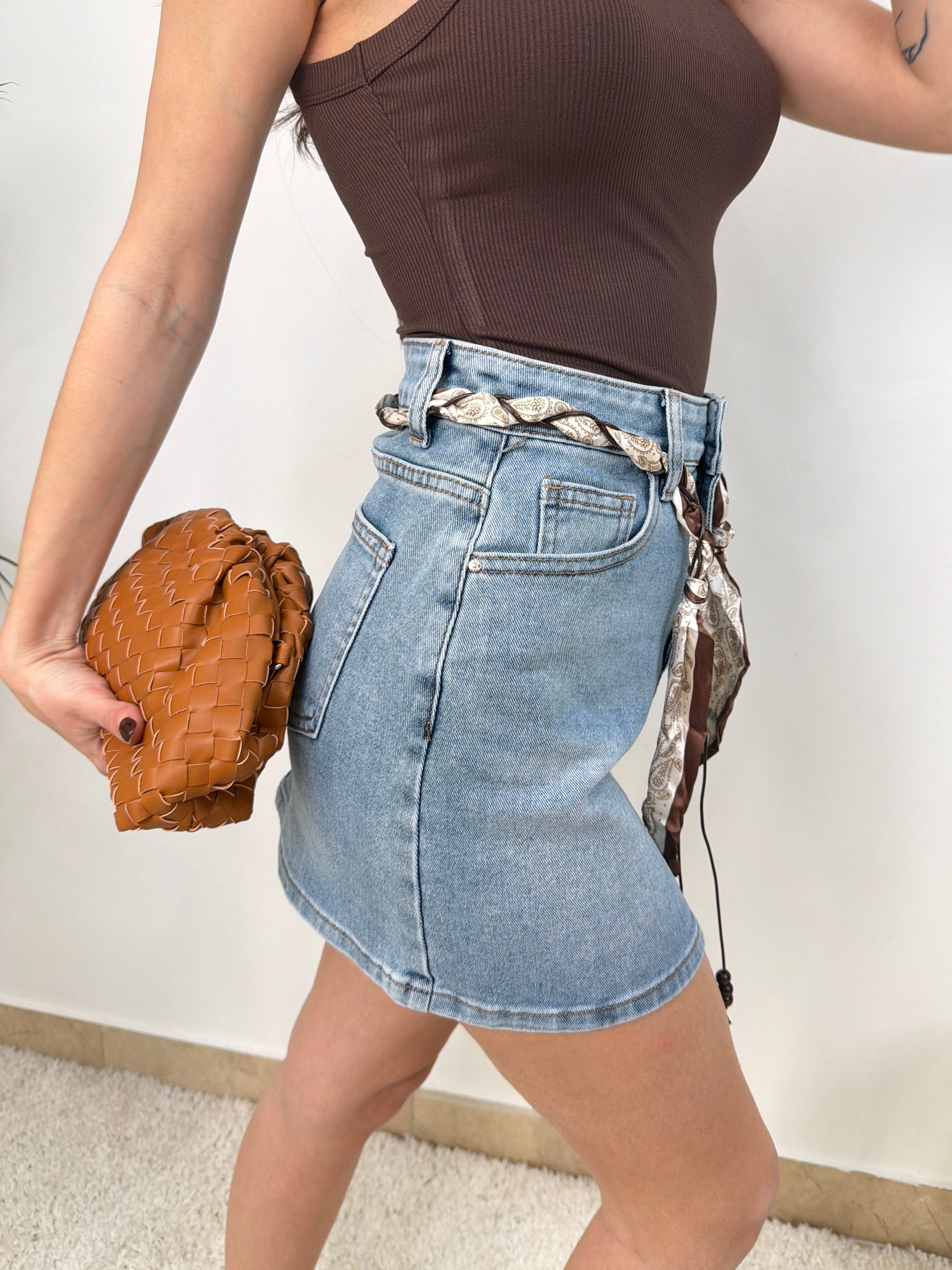 Gonna mini in denim con foulard decorativo