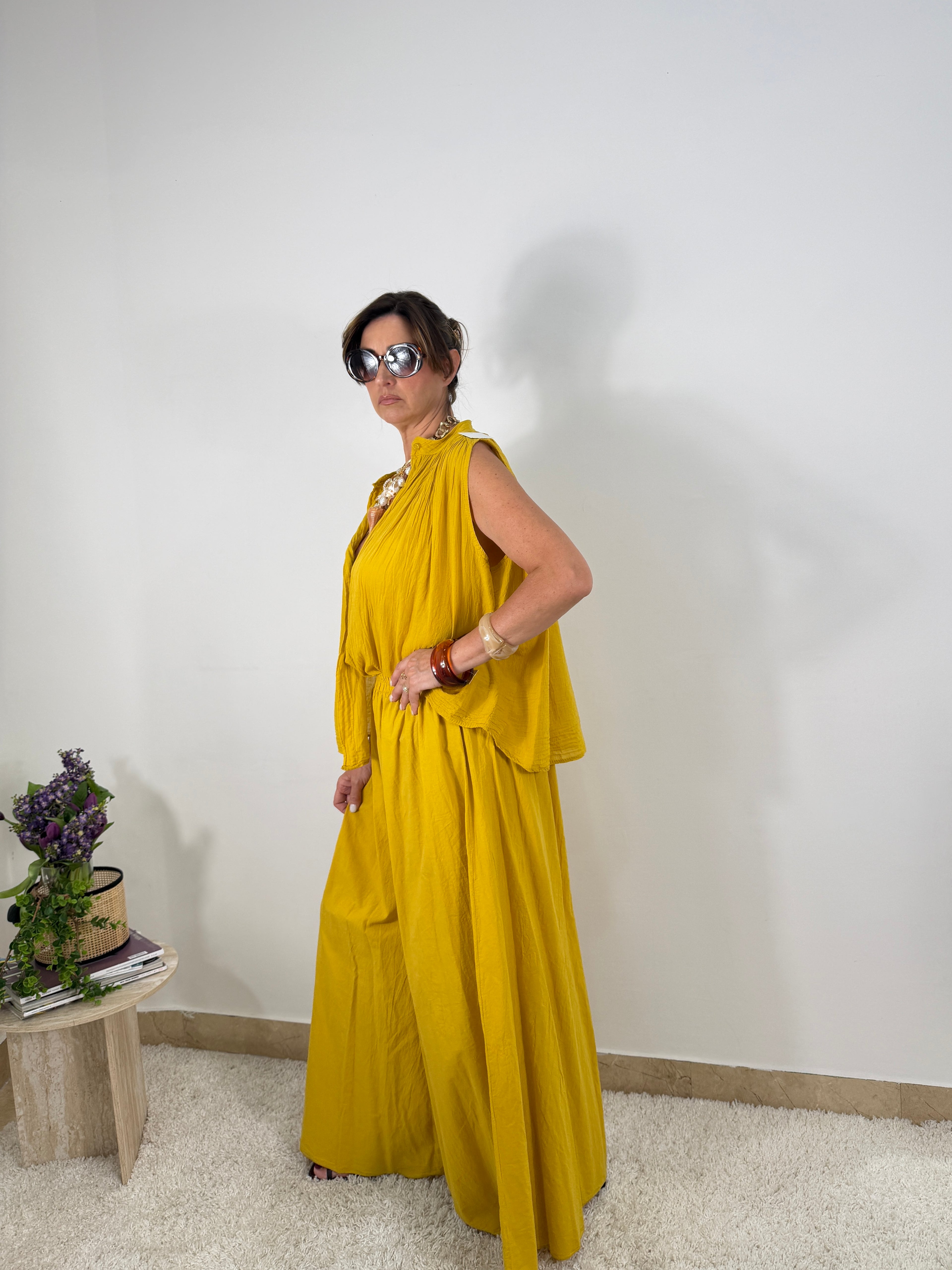Completo due pezzi con camicia smanicata e pantalone palazzo