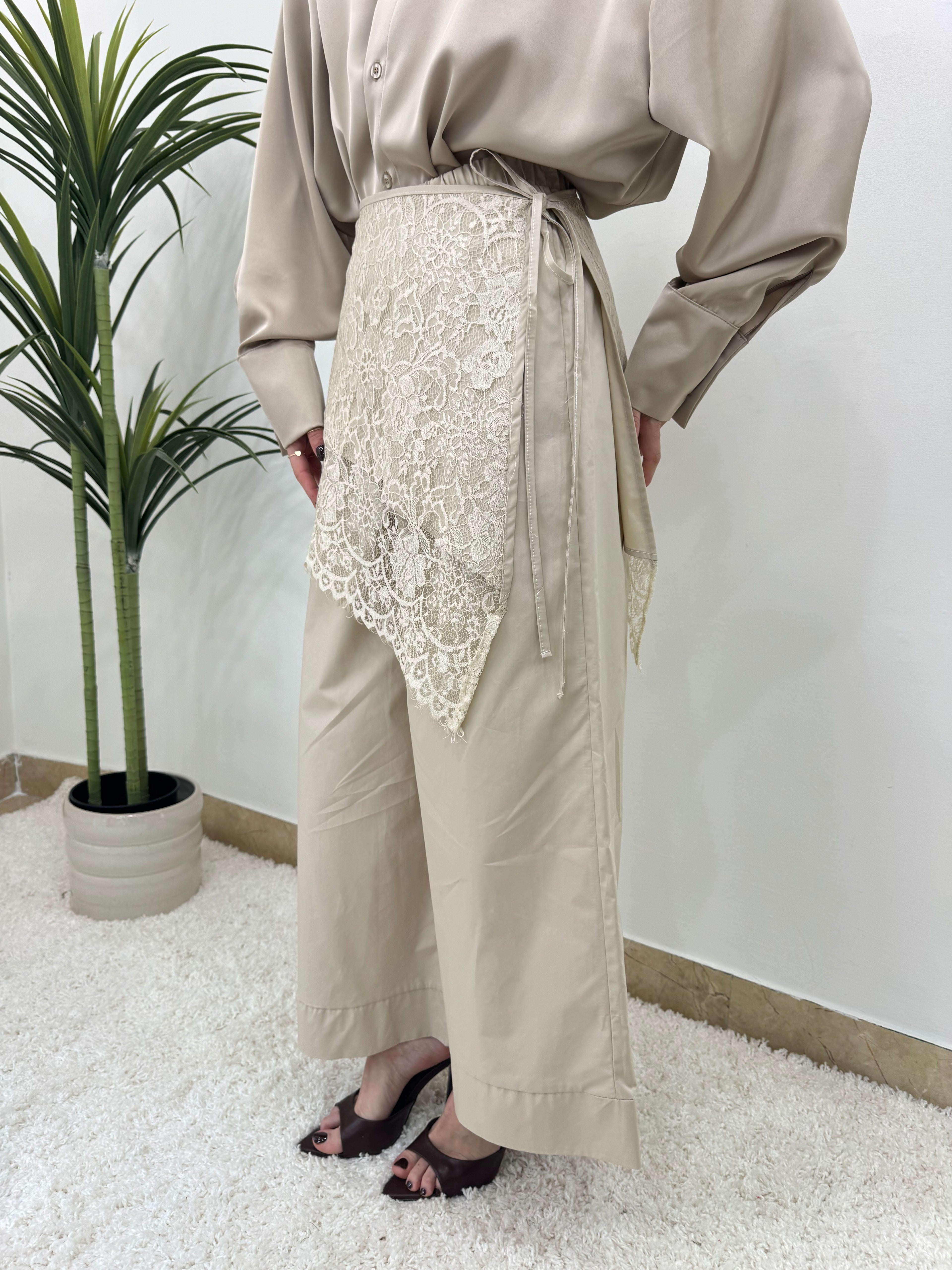 Pantalone con fusciacca in pizzo