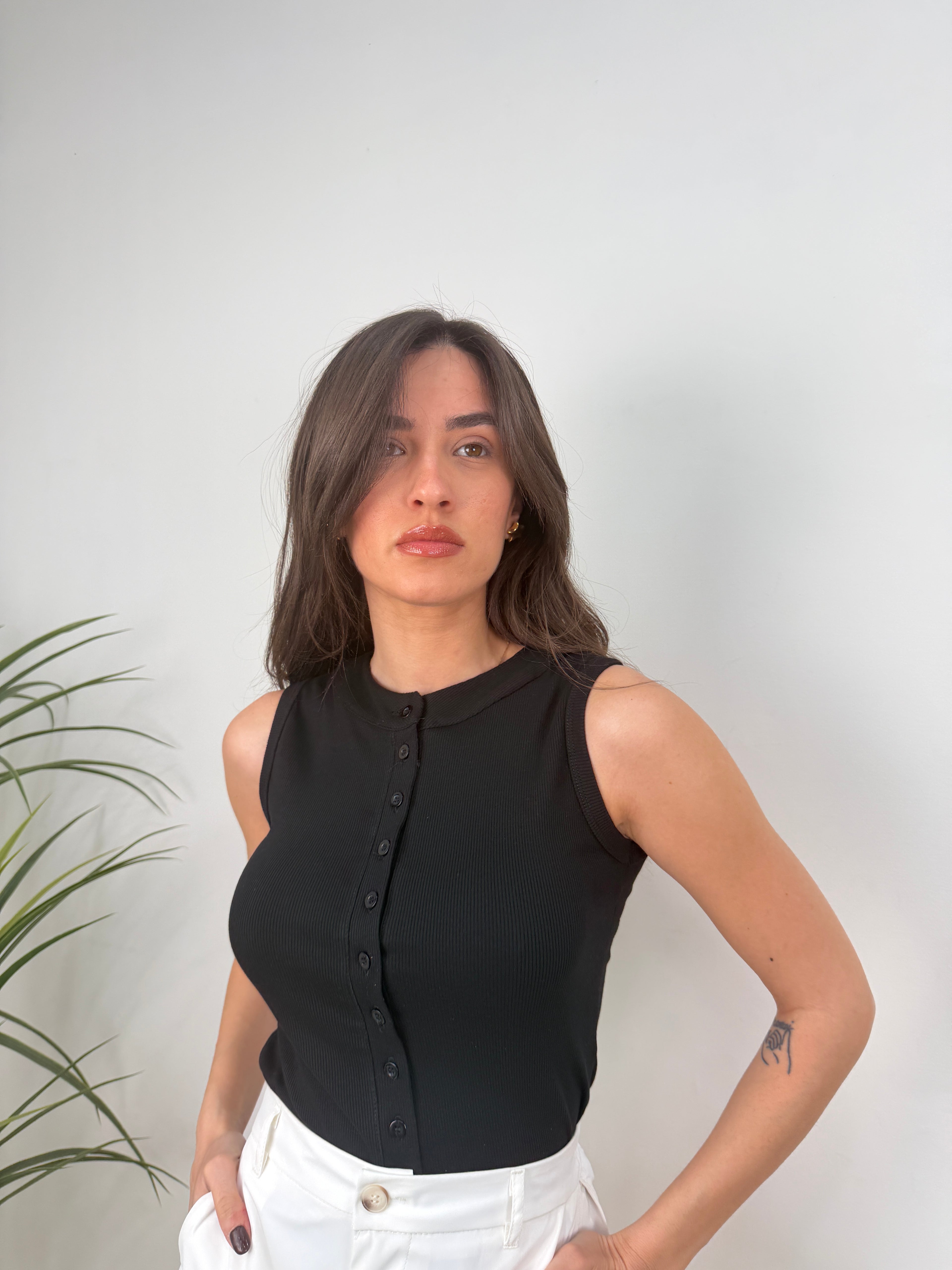 Top a costine smanicato con bottoni frontali