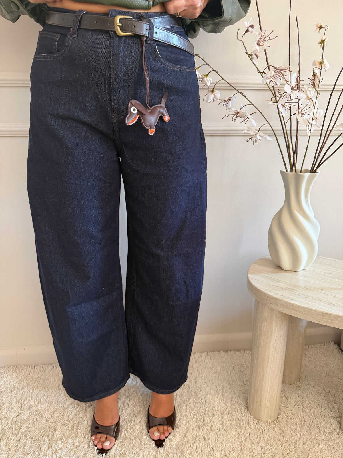 Jeans Wide Leg con Cintura e Applicazione Decorativa