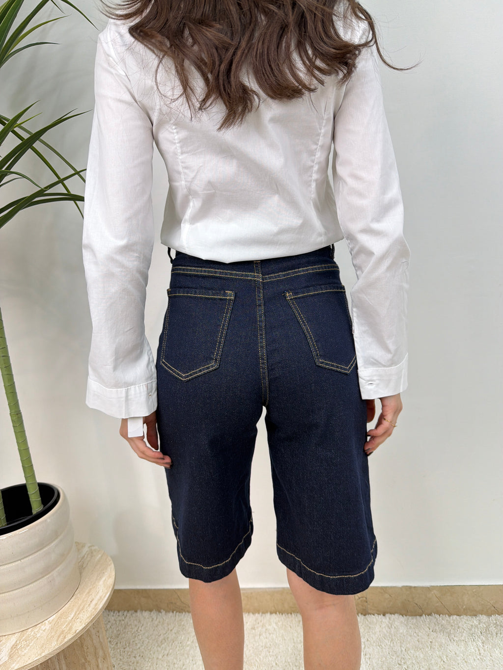 Bermuda in denim scuro con cuciture a contrasto