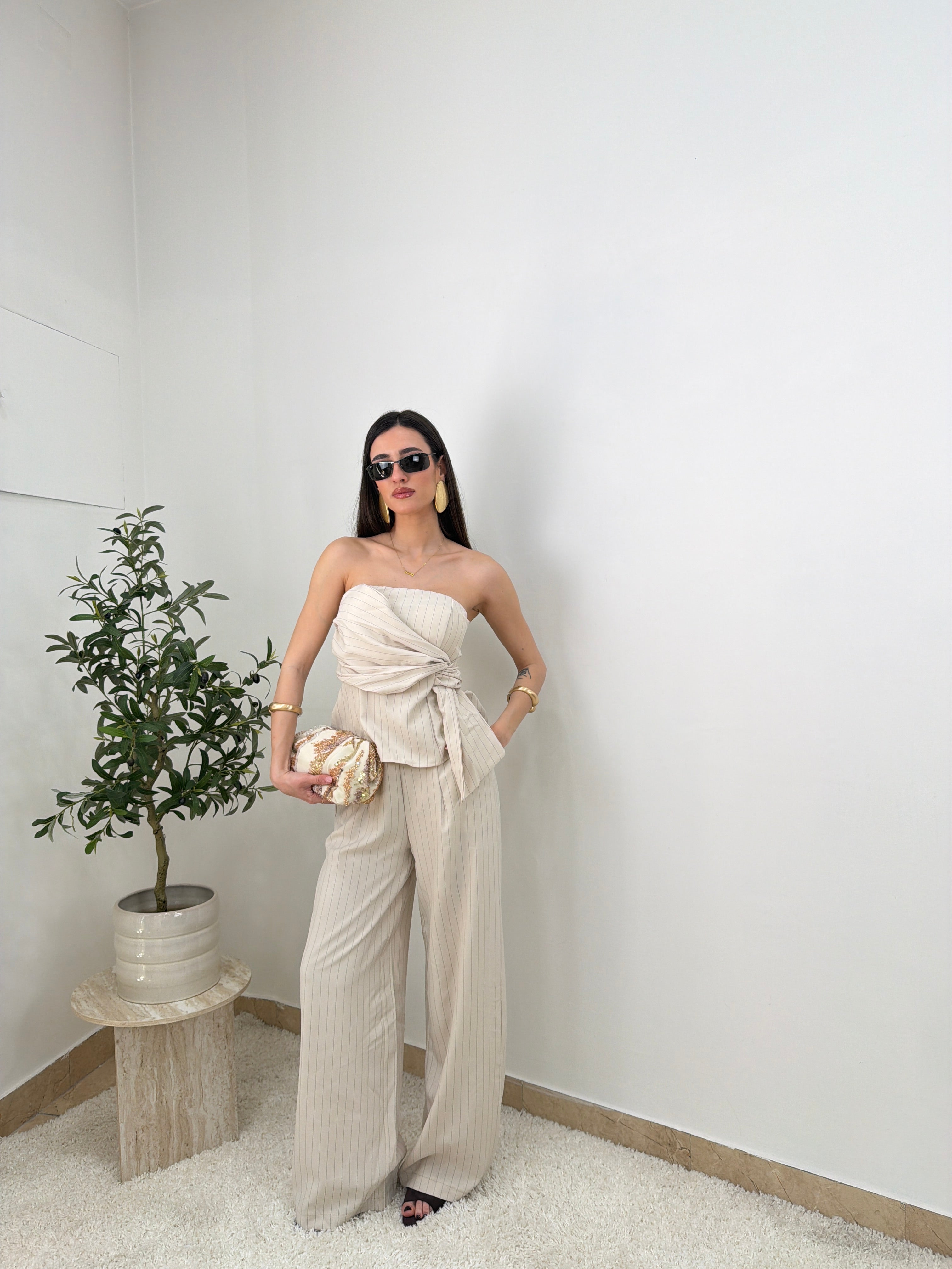 Coordinato bustier con nodo e pantalone gessato a gamba ampia