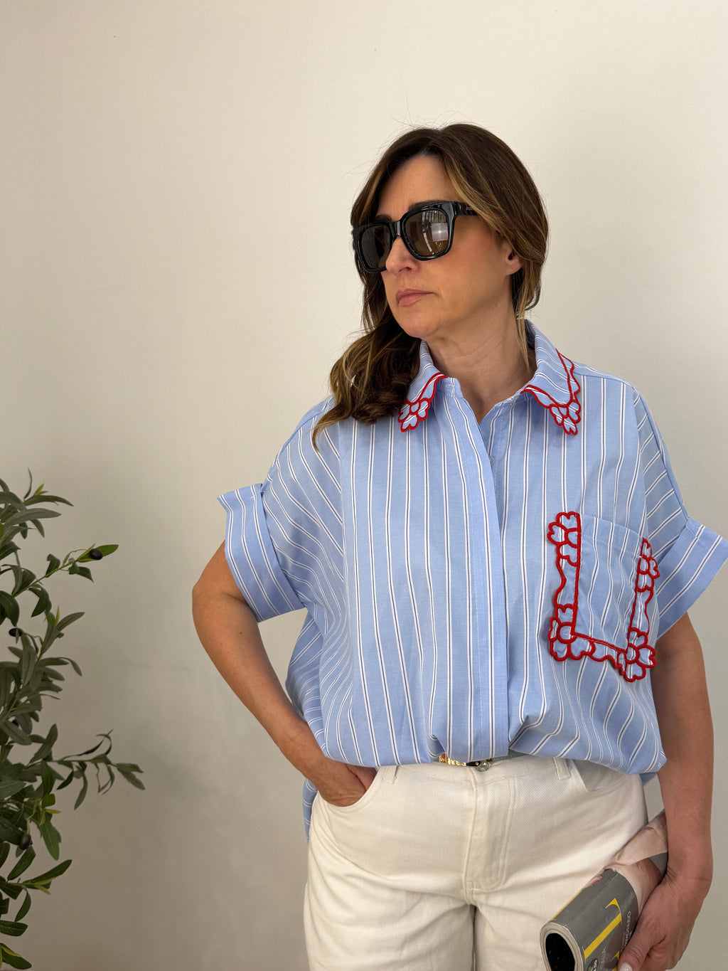 Camicia Azzurra Over con Ricami Floreali e Dettagli Couture