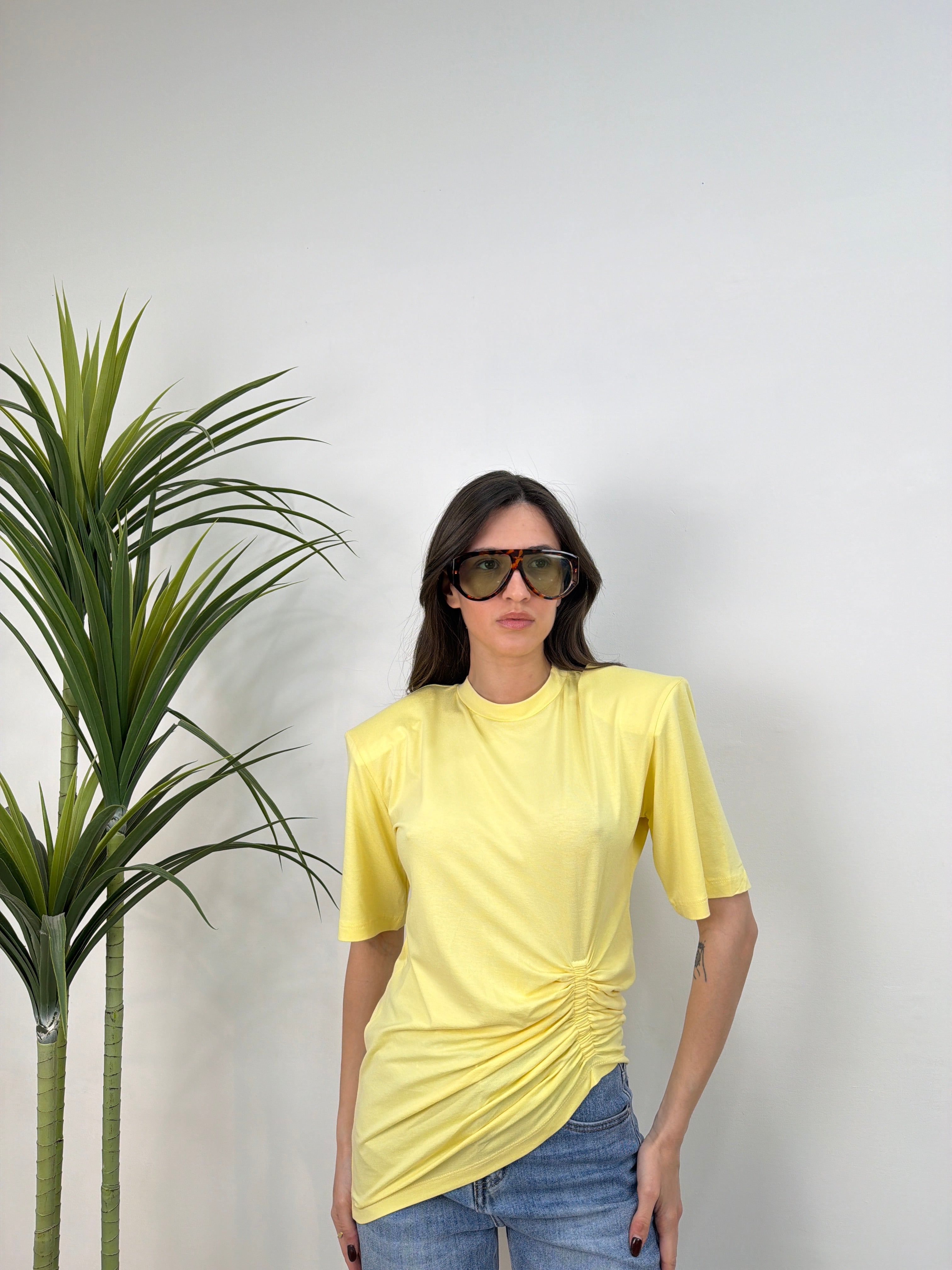 T-shirt  con spalline imbottite  drappeggiata slim fit