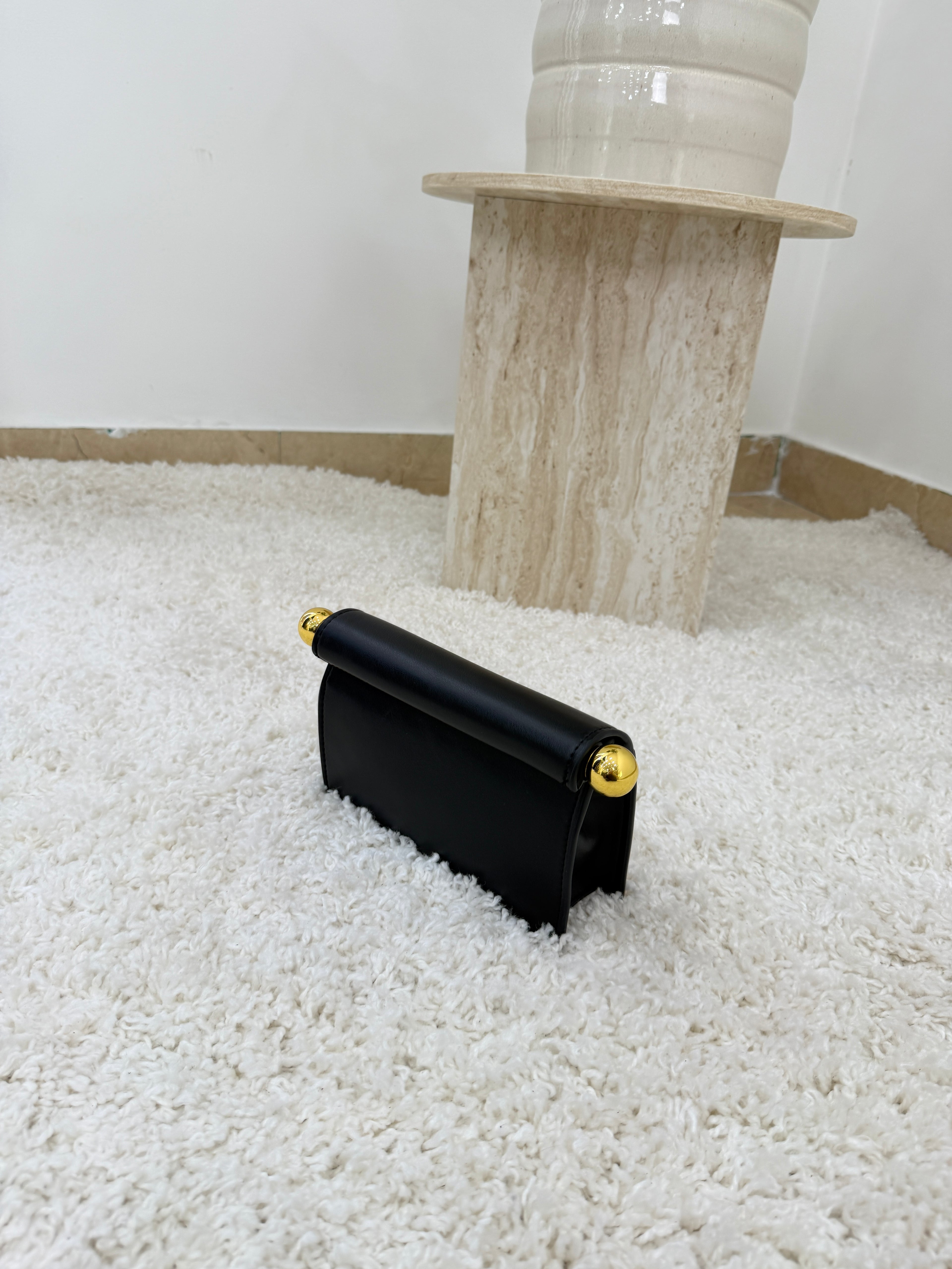 Borsa clutch nera con dettagli a sfera oro