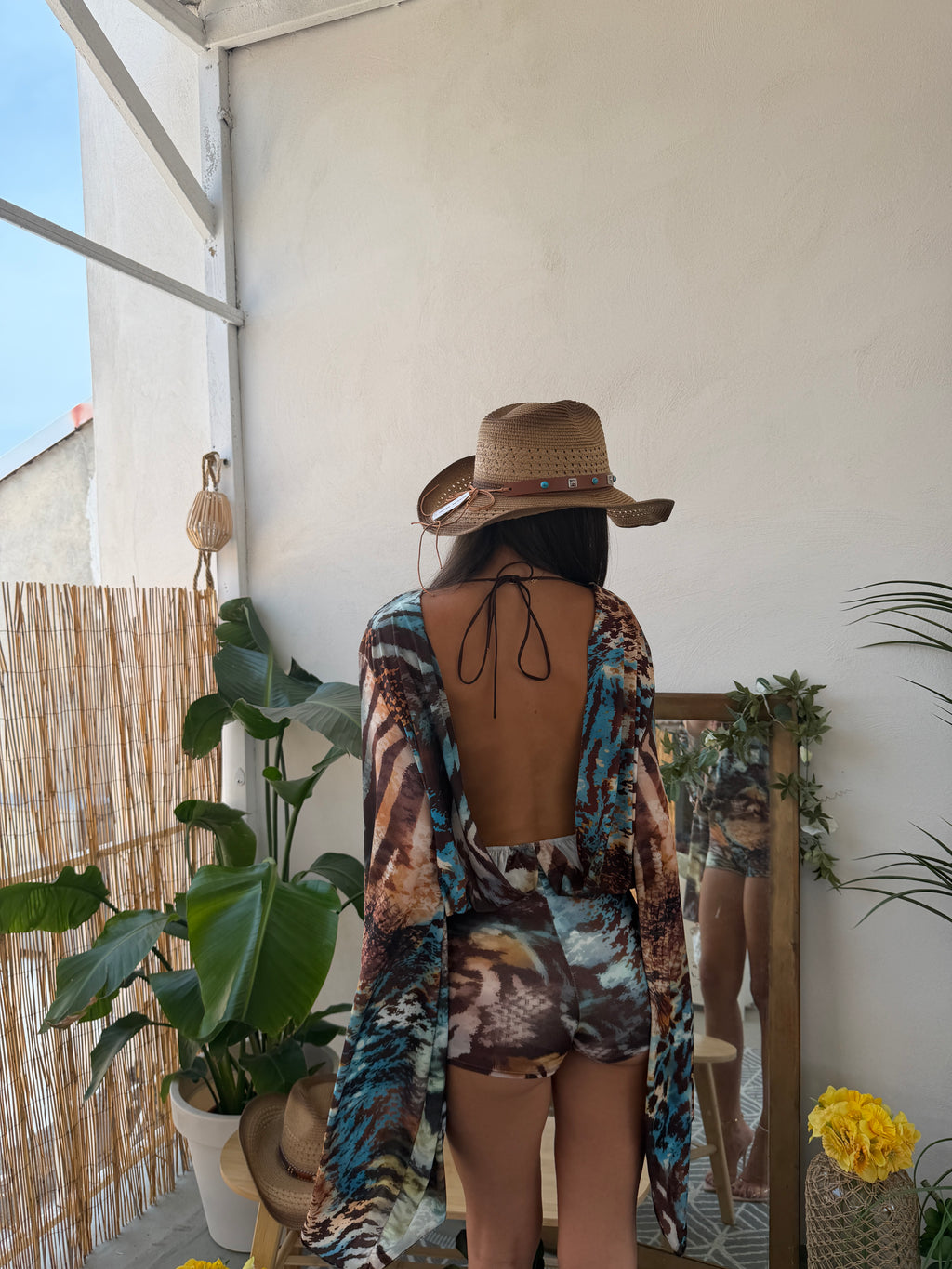 Tutina corta con scollo profondo e maniche ampie