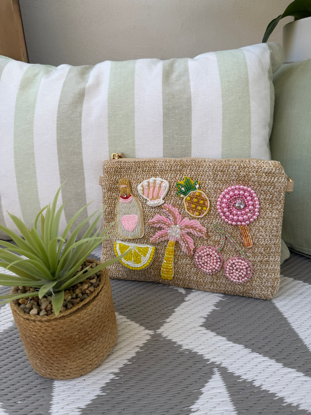 Pochette intrecciata con applicazioni decorative