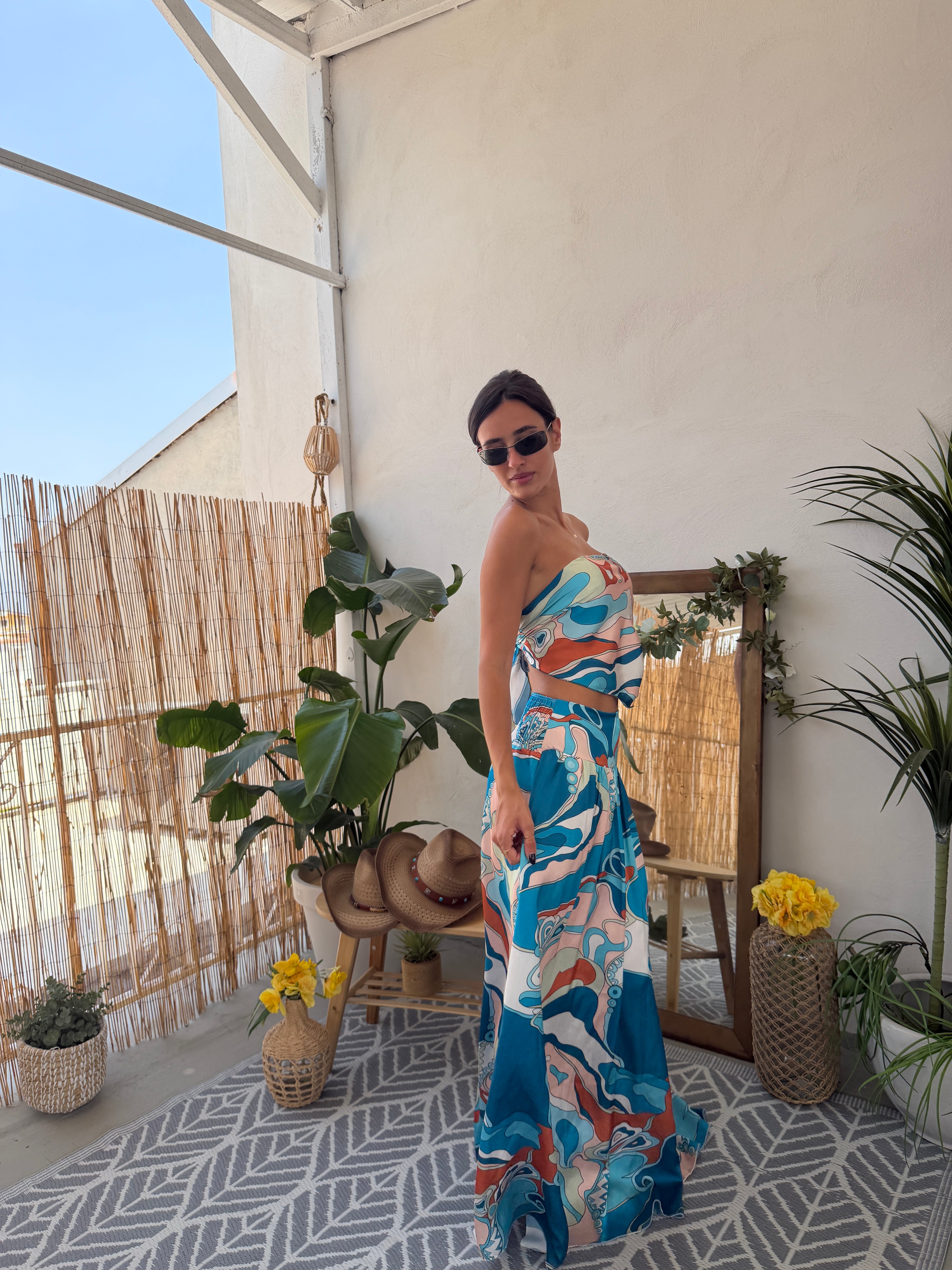 Coordinato fantasia con top foulard e gonna lunga