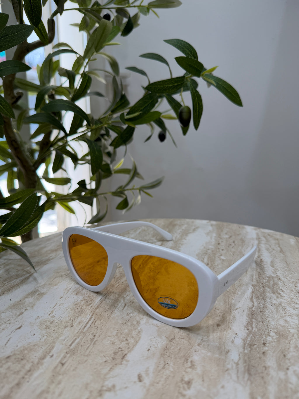 Occhiali da sole bianchi oversize con lenti gialle
