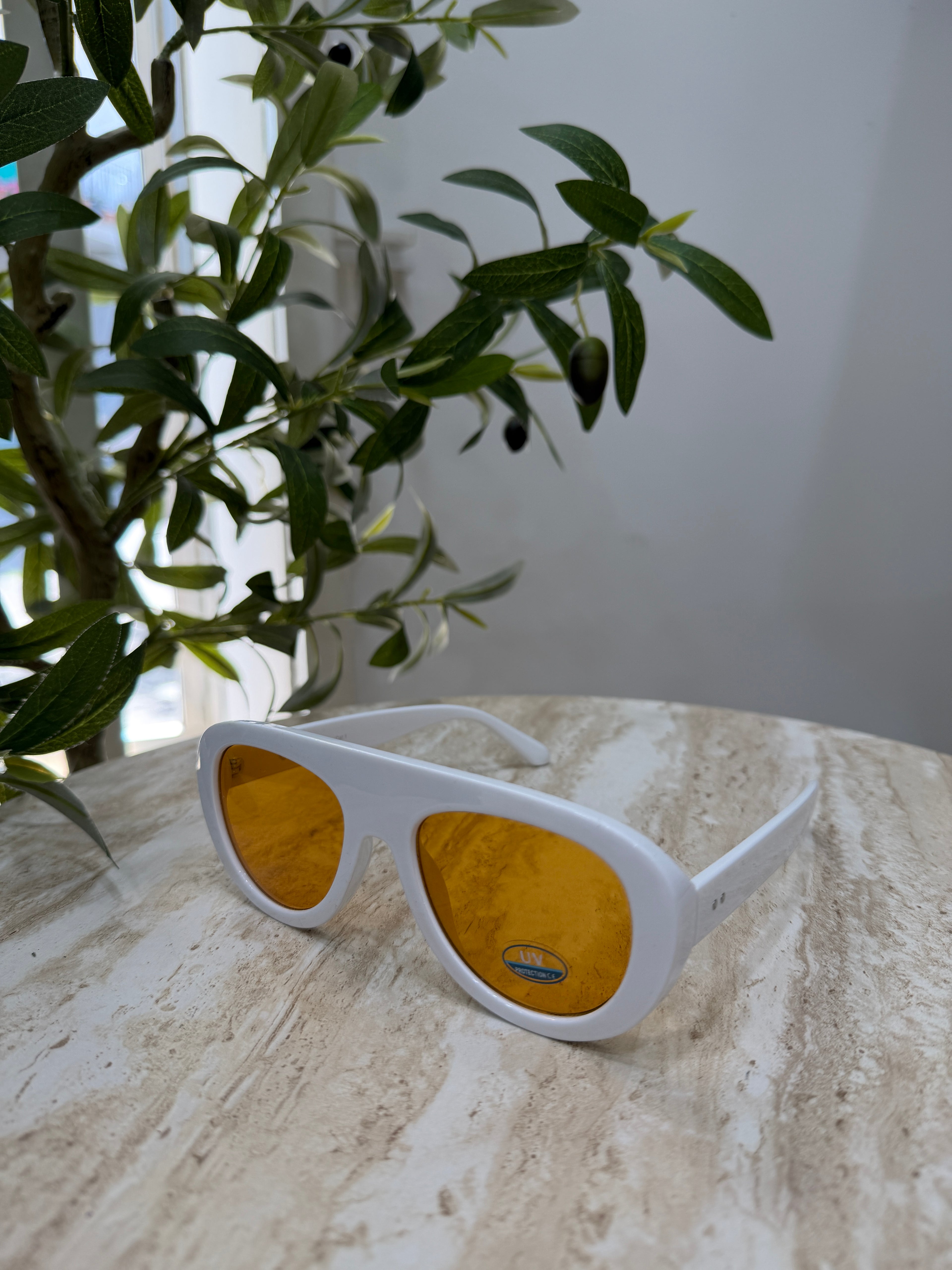 Occhiali da sole bianchi oversize con lenti gialle
