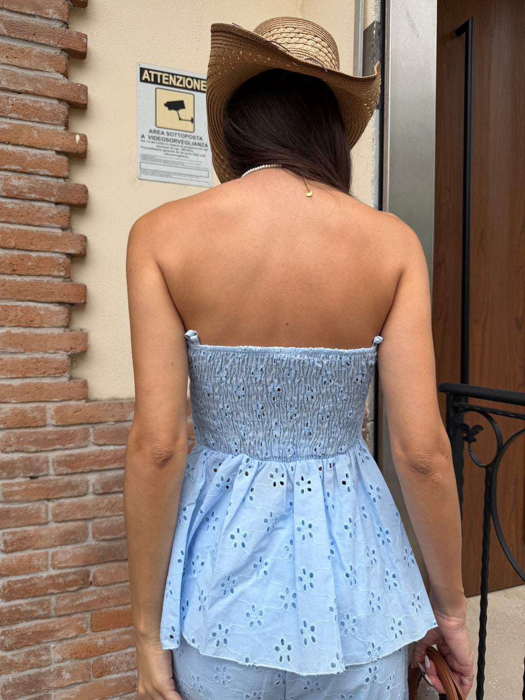Completo sangallo con top a fascia e pantalone palazzo