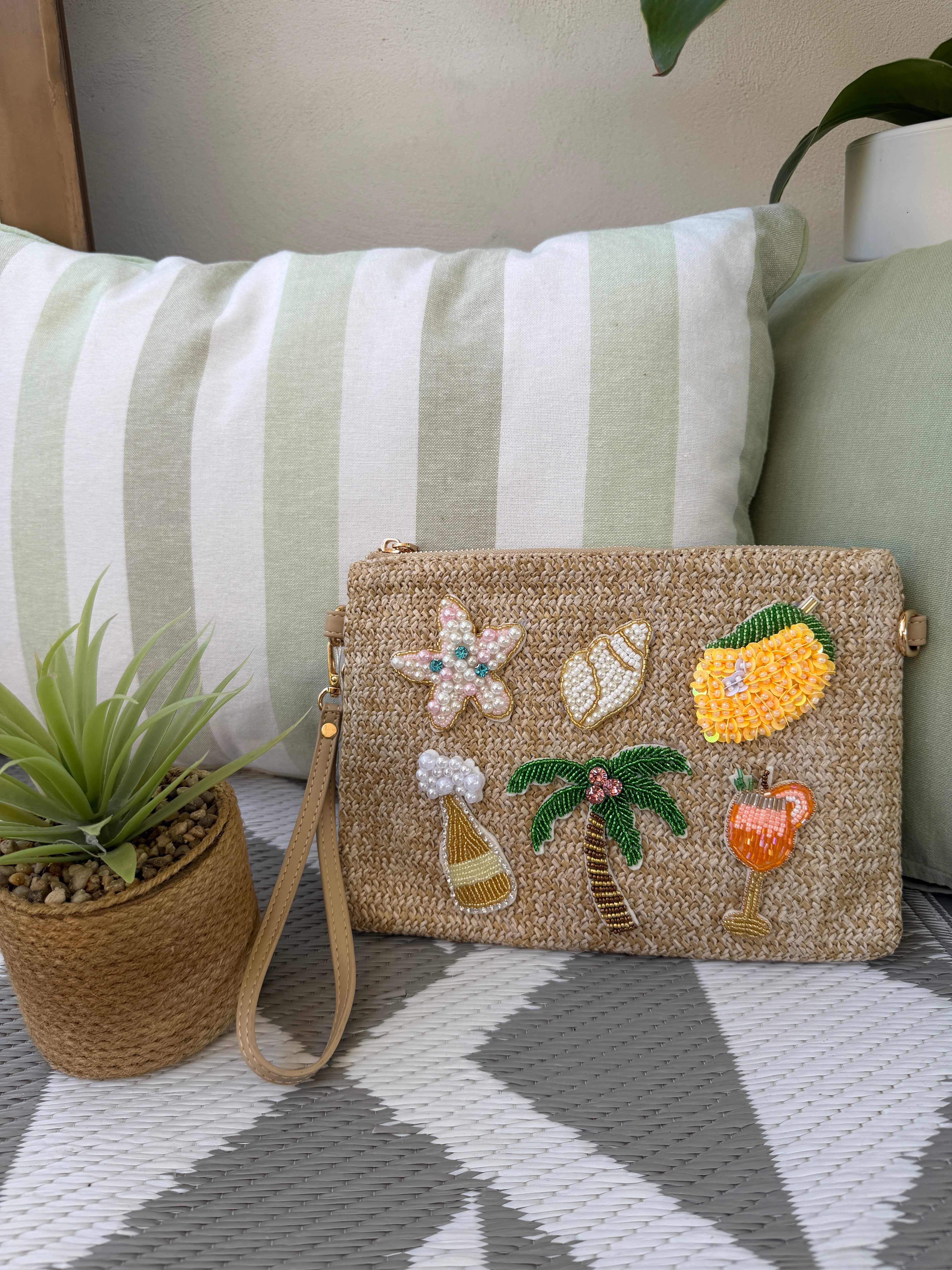 Pochette intrecciata con applicazioni decorative