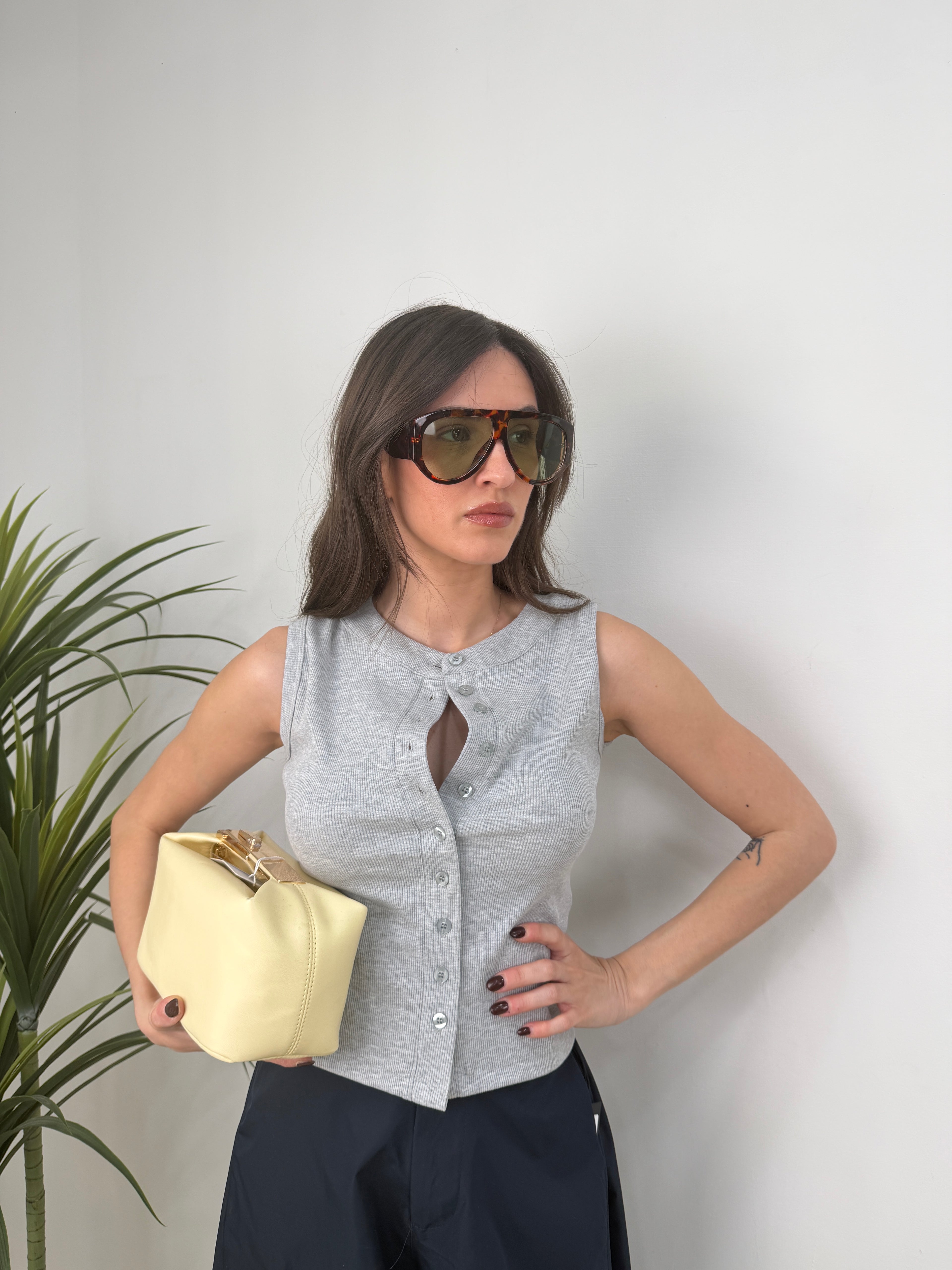 Top a costine smanicato con bottoni frontali