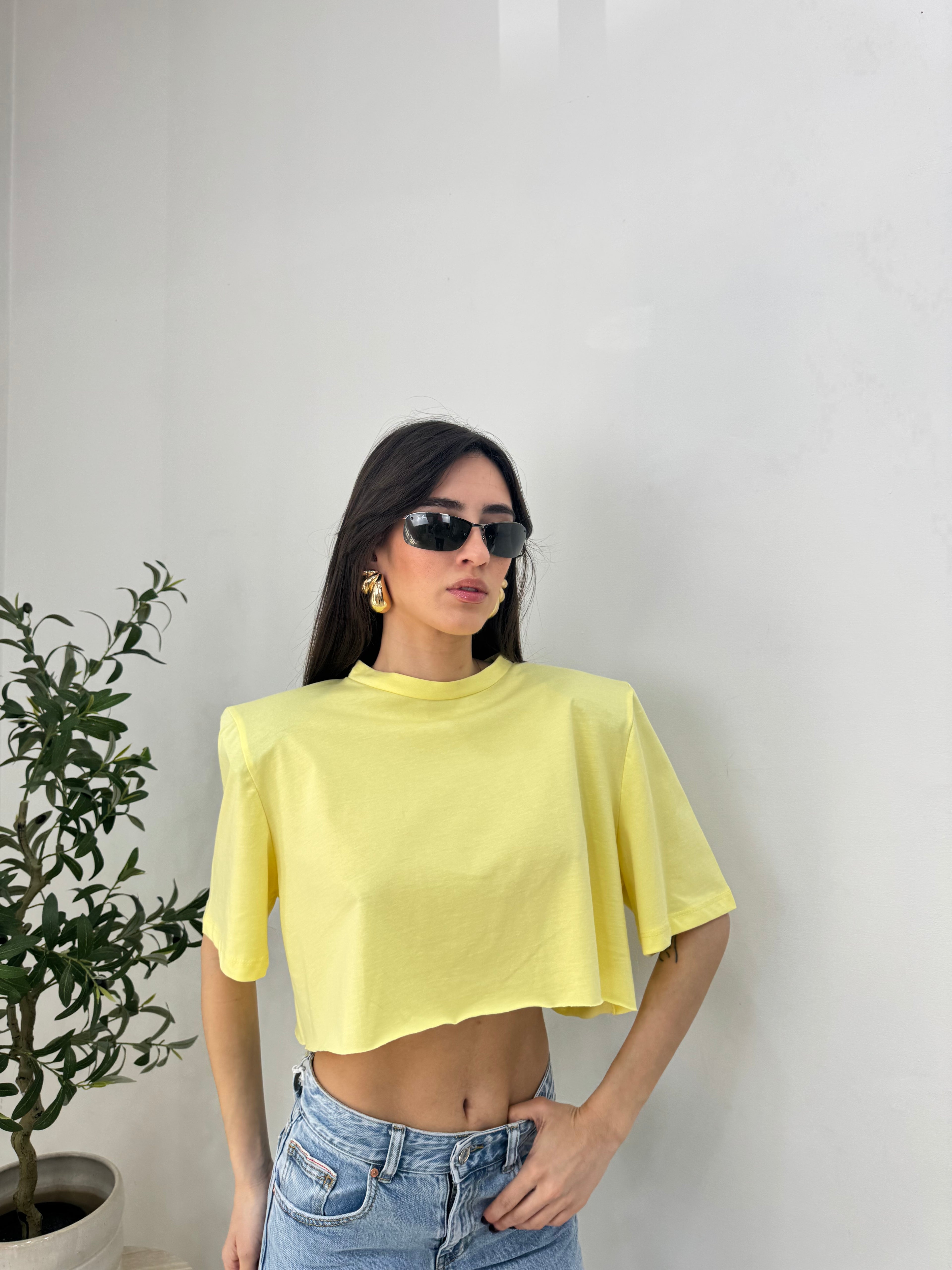 T-shirt crop con spalle strutturate