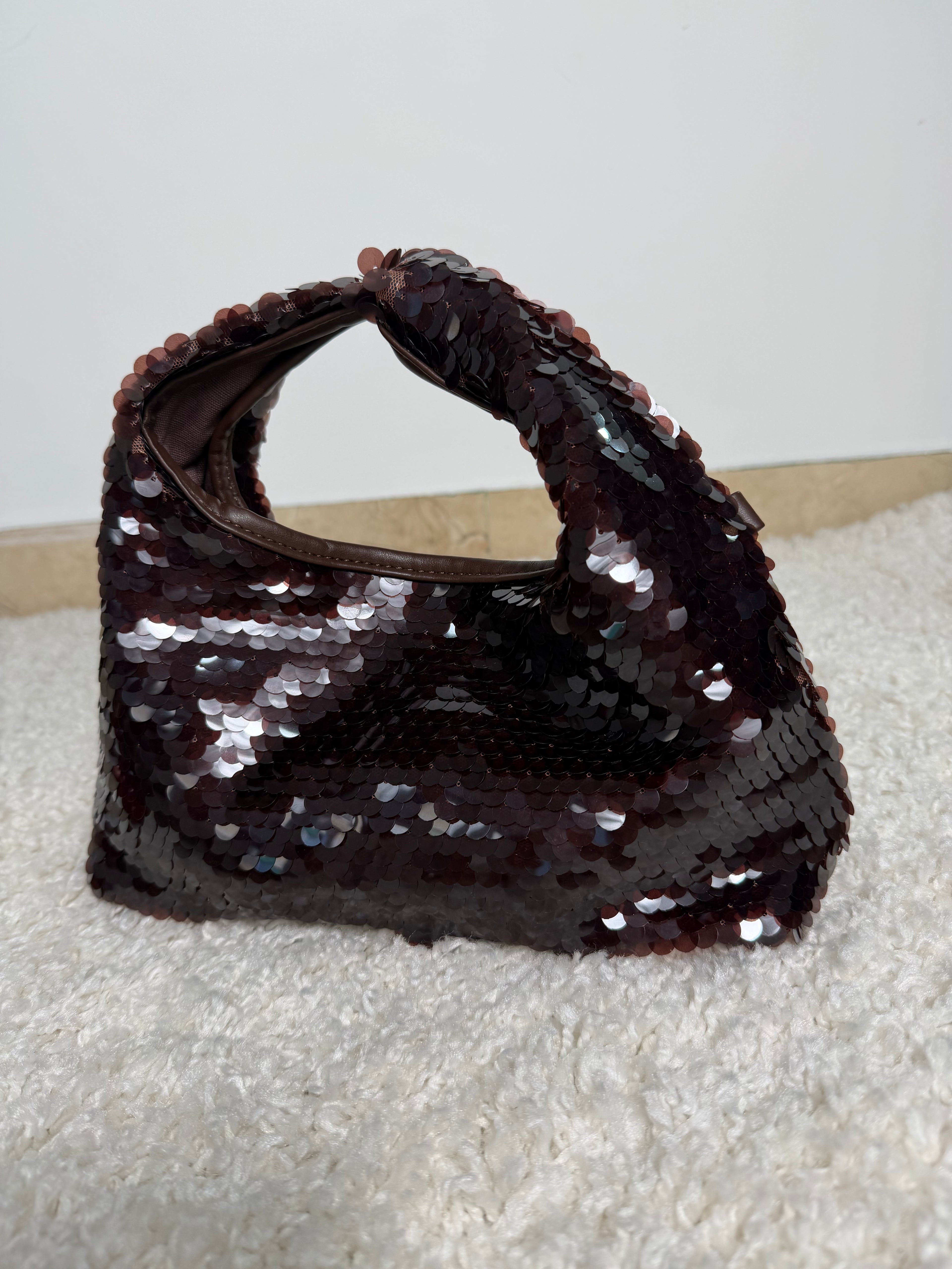 Borsa a mano  con paillettes rosse e catena dorata