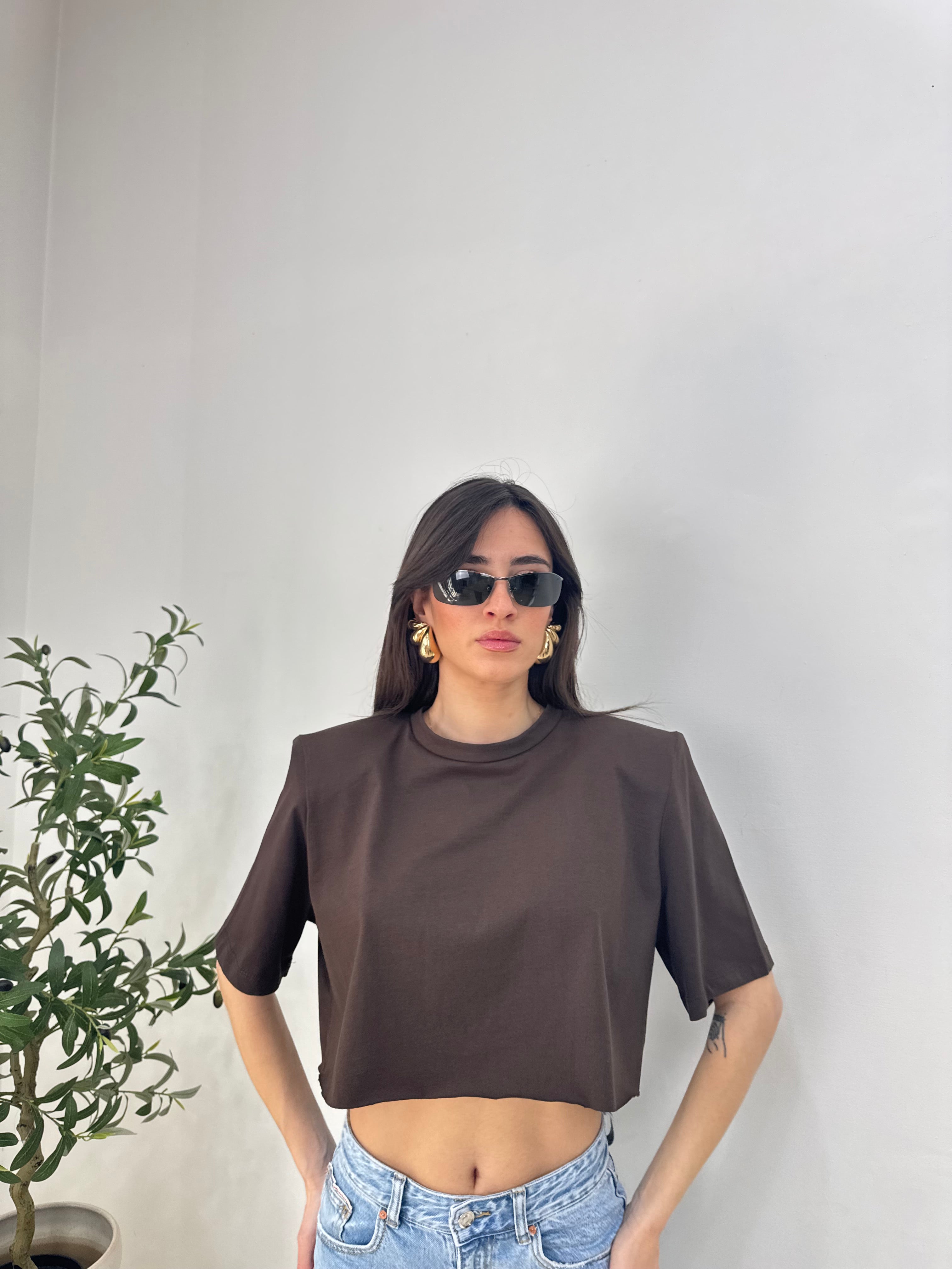 T-shirt crop con spalle strutturate