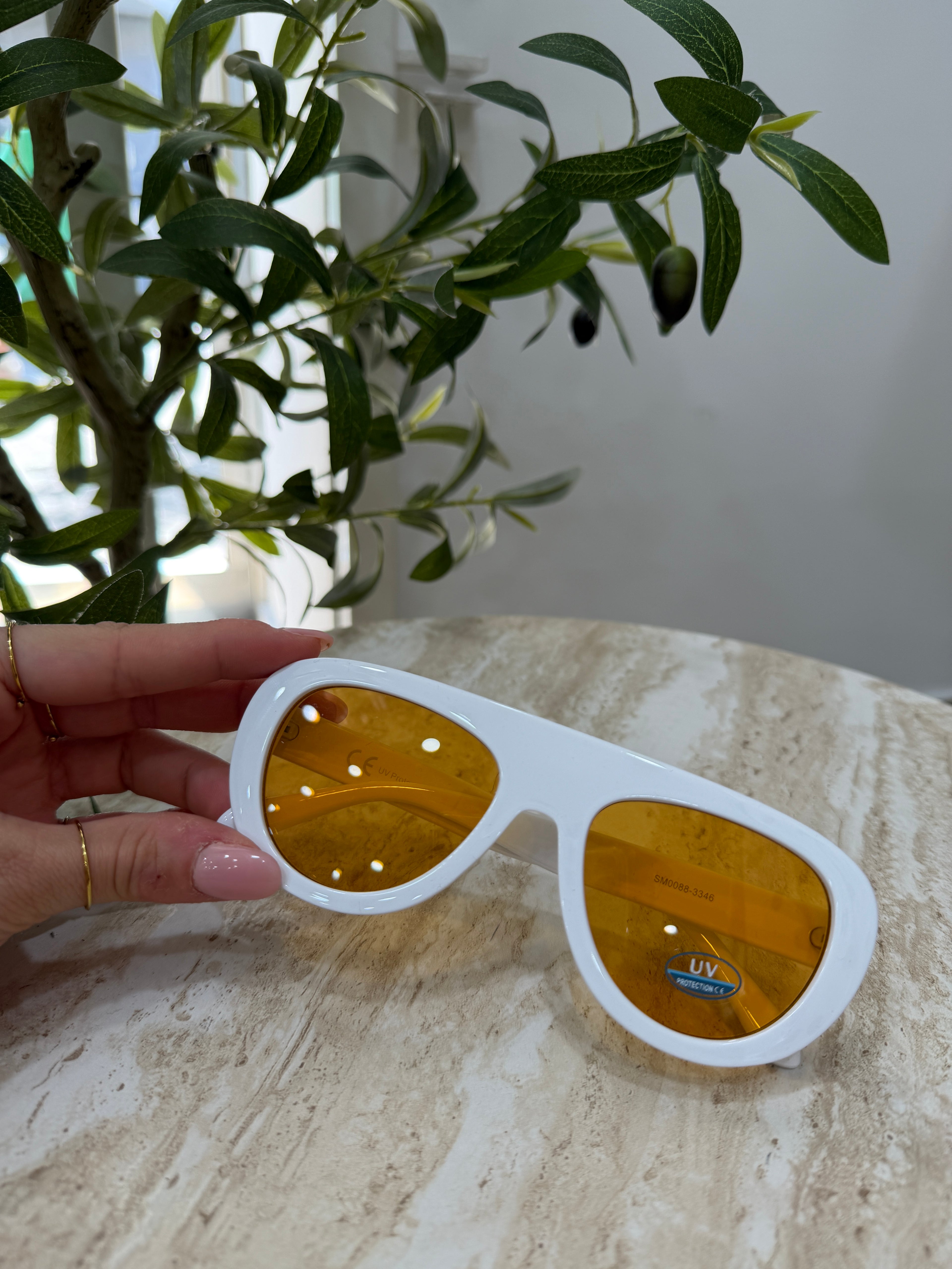 Occhiali da sole bianchi oversize con lenti gialle