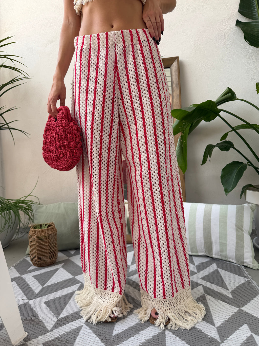 Coordinato in maglia traforata con top a e pantalone palazzo con frange