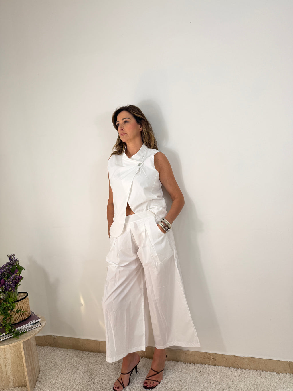 Completo due pezzi con gilet smanicato e pantalone ampio