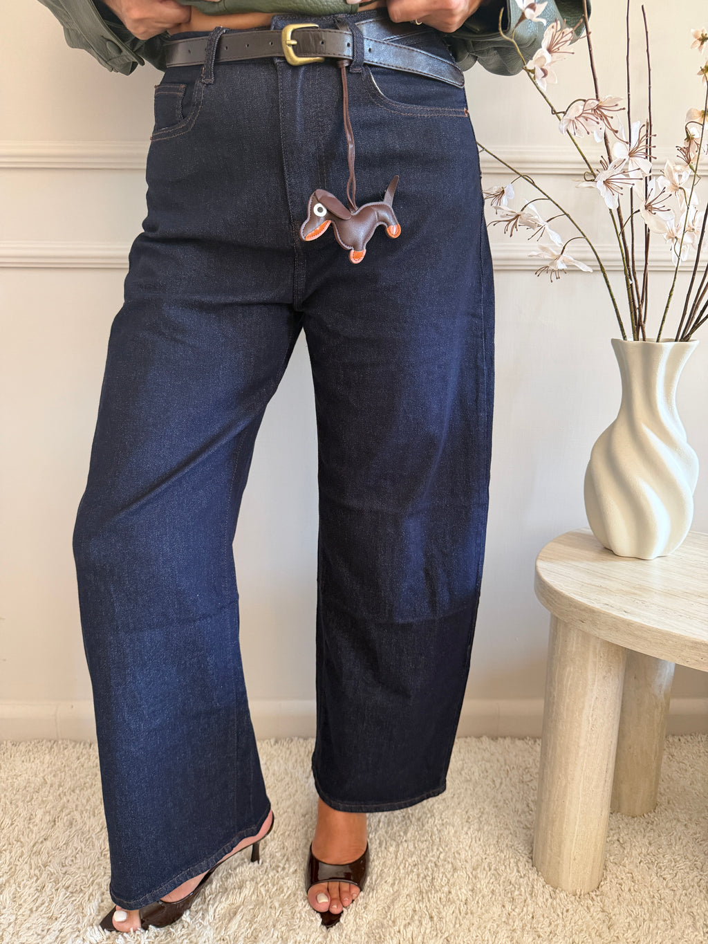 Jeans Wide Leg con Cintura e Applicazione Decorativa