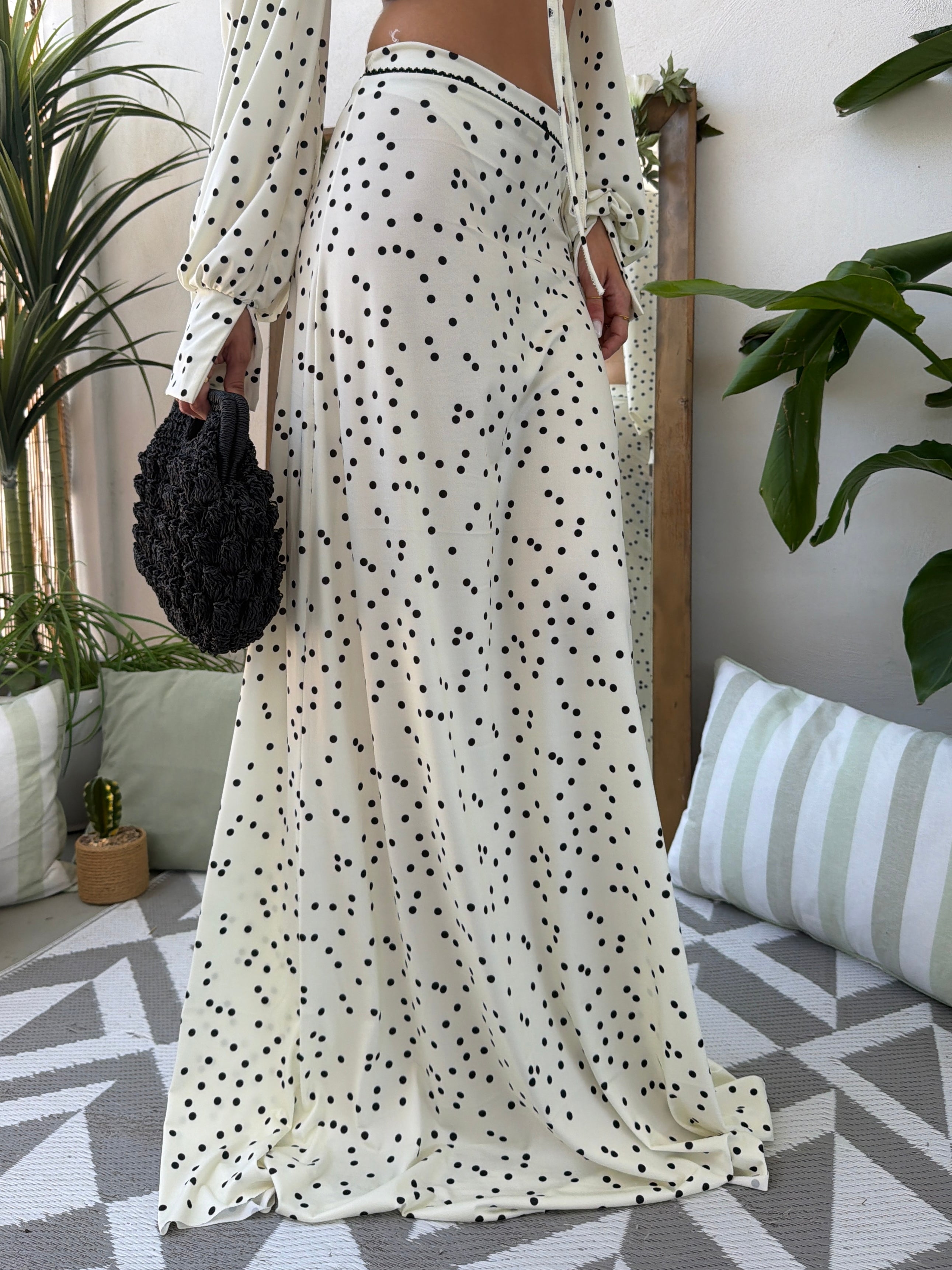 Completo due pezzi con top a pois e gonna lunga coordinata