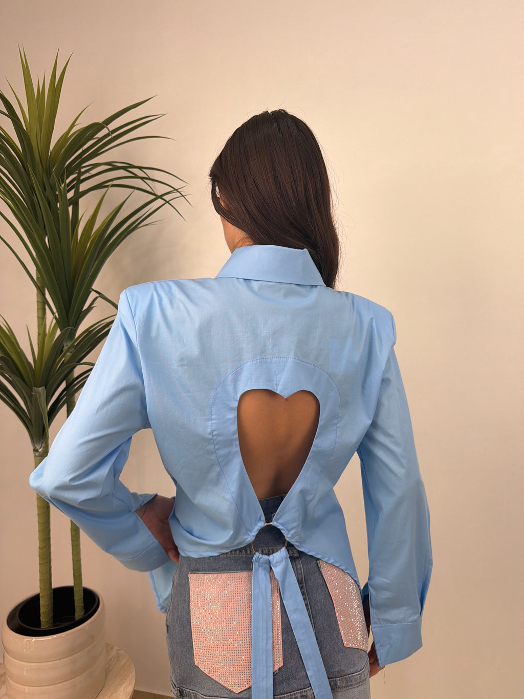 Camicia avvitata con spalline schiena aperta a forma di cuore