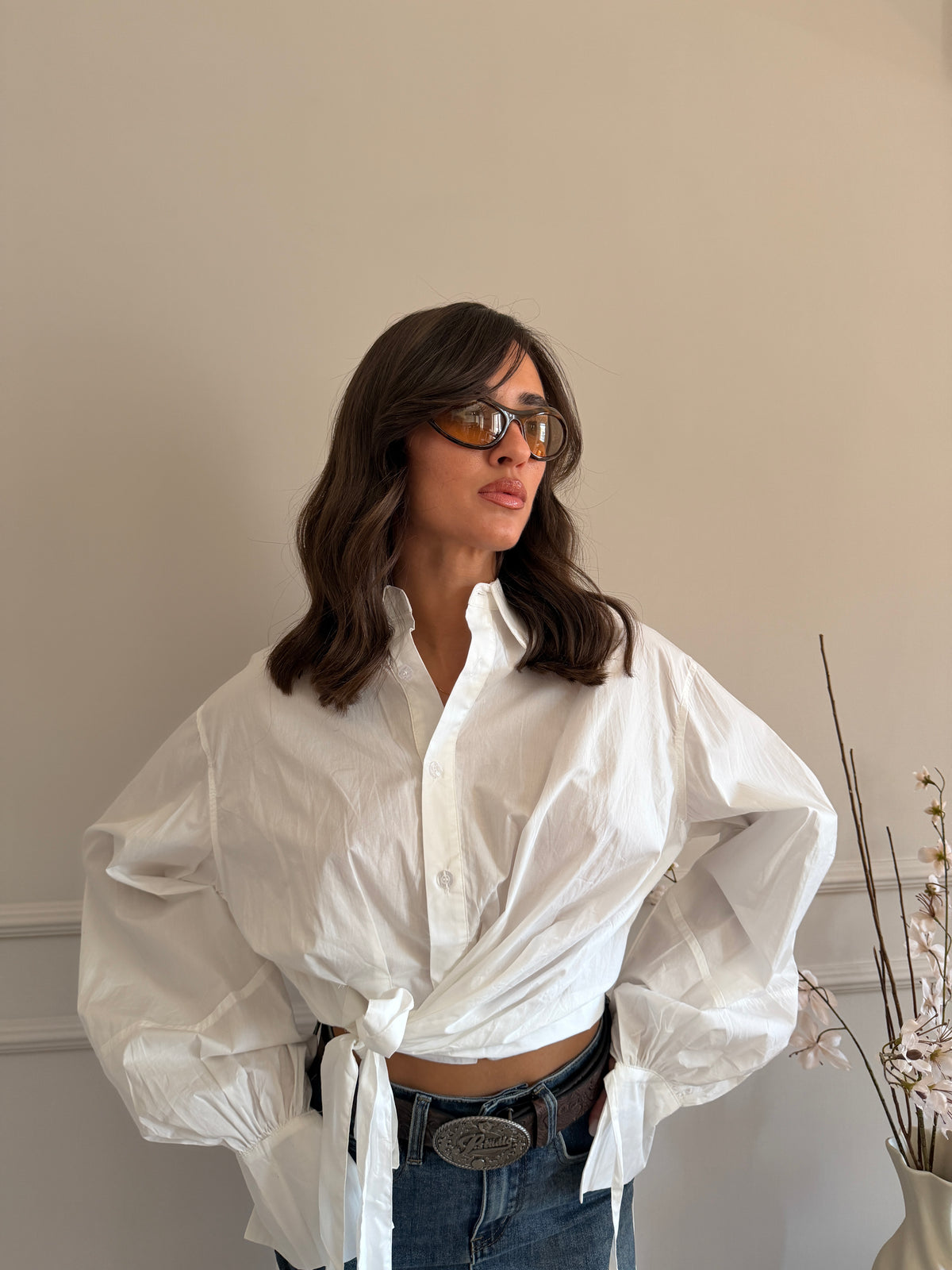 Camicia cropped con chiusura frontale e maniche voluminose
