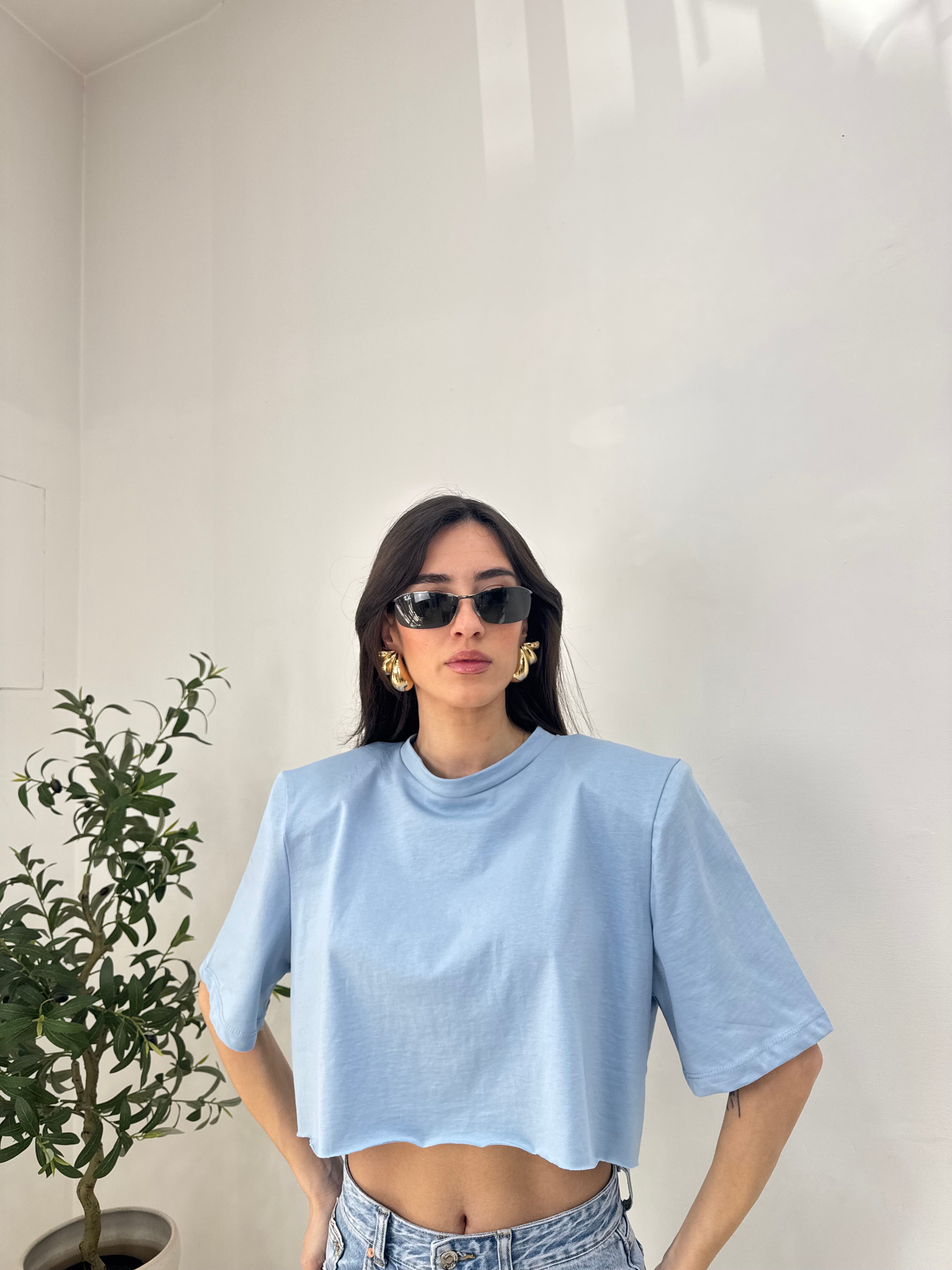 T-shirt crop con spalle strutturate
