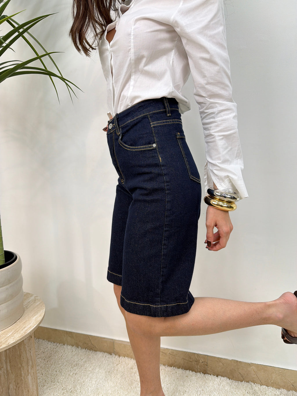 Bermuda in denim scuro con cuciture a contrasto