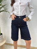 Bermuda in denim scuro con cuciture a contrasto