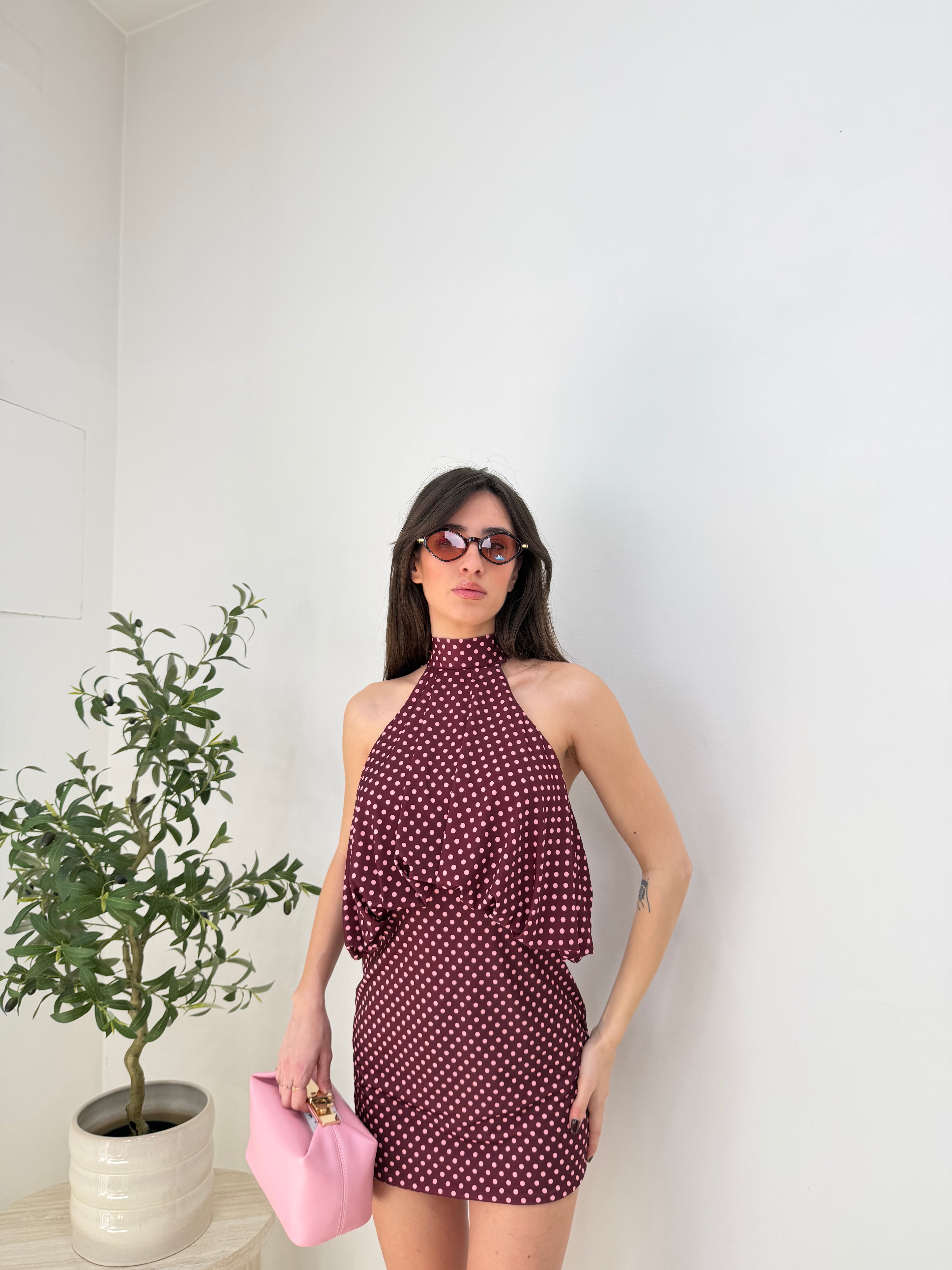 Abito mini a pois con scollo halter
