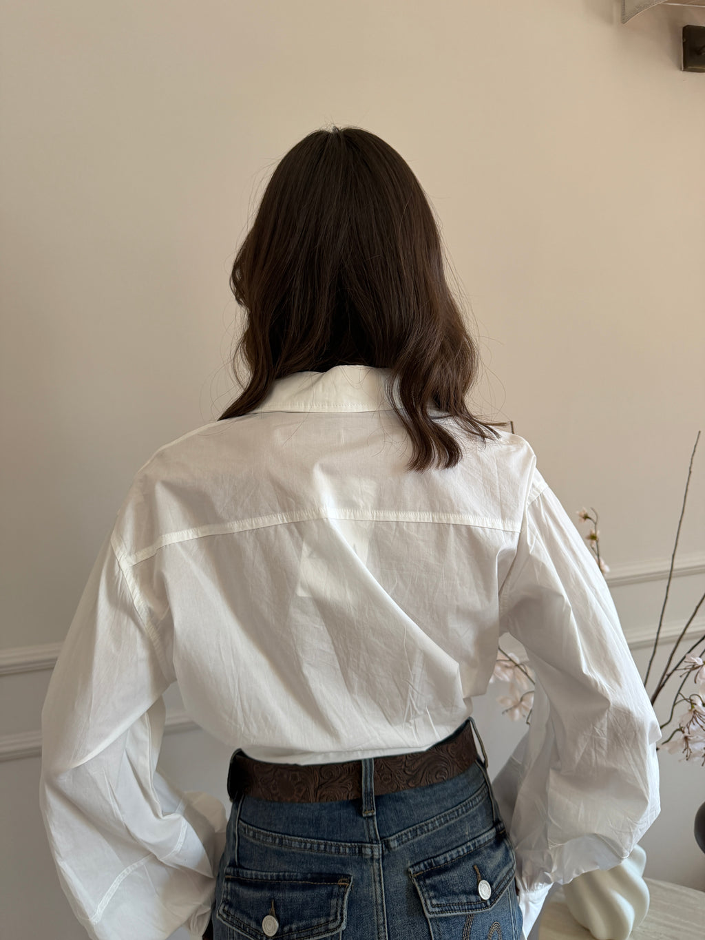 Camicia cropped con chiusura frontale e maniche voluminose