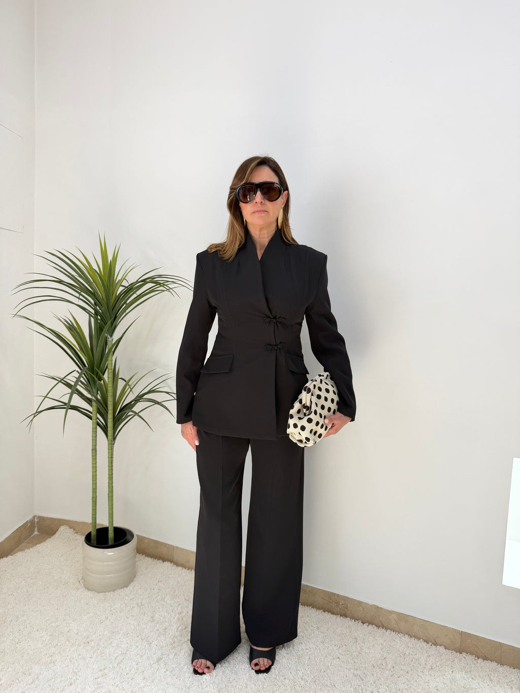 Tailleur stile coreano con giacca asimmetrica a nodo