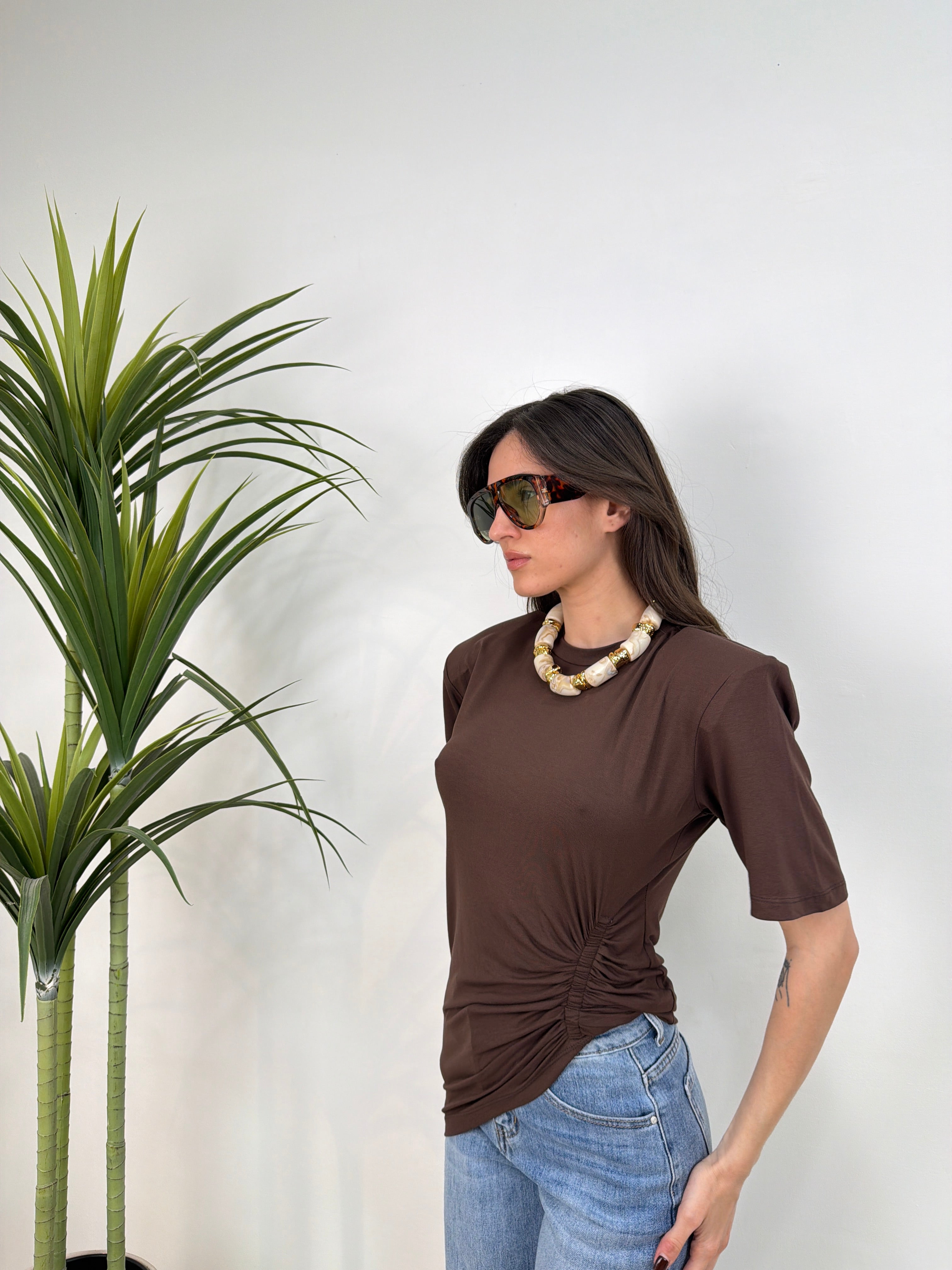 T-shirt  con spalline imbottite  drappeggiata slim fit