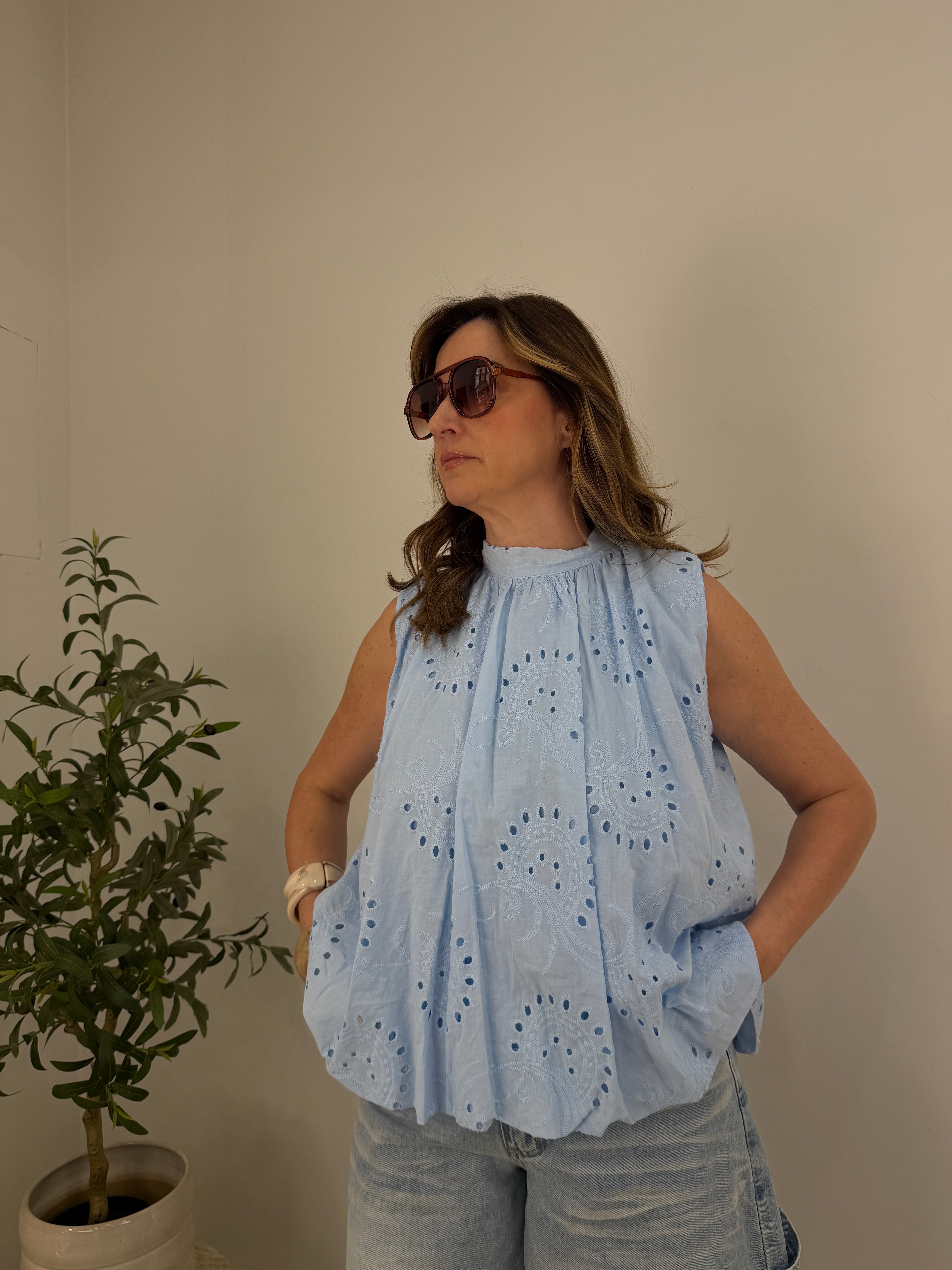 Blusa Sangallo Balloon con Schiena Aperta e Fiocco Elegante