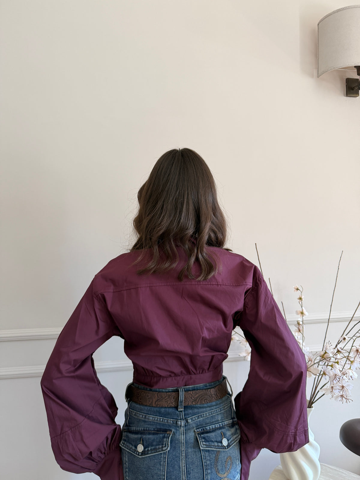 Camicia cropped con chiusura frontale e maniche voluminose