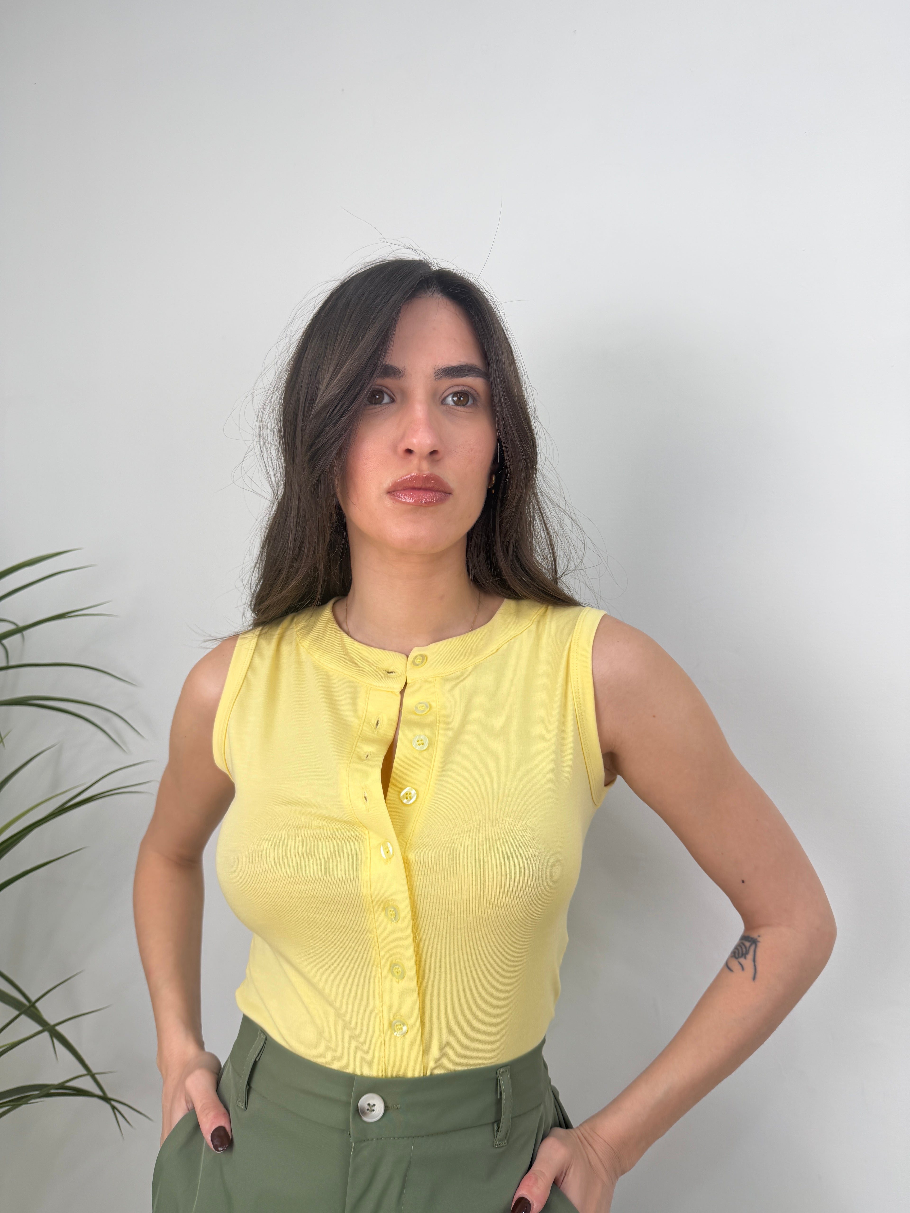 Top a costine smanicato con bottoni frontali