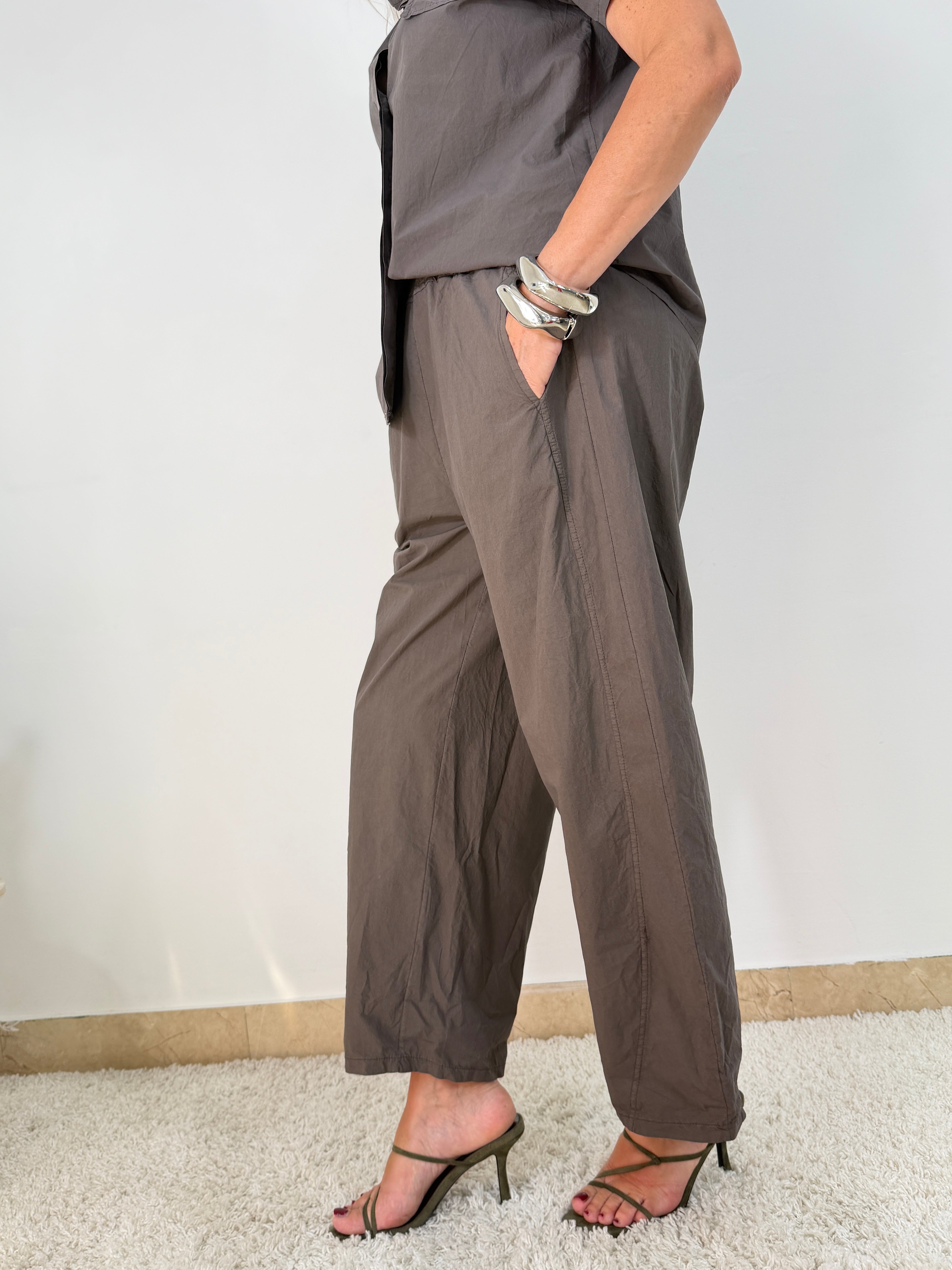 Completo due pezzi con camicia e pantalone relaxed fit
