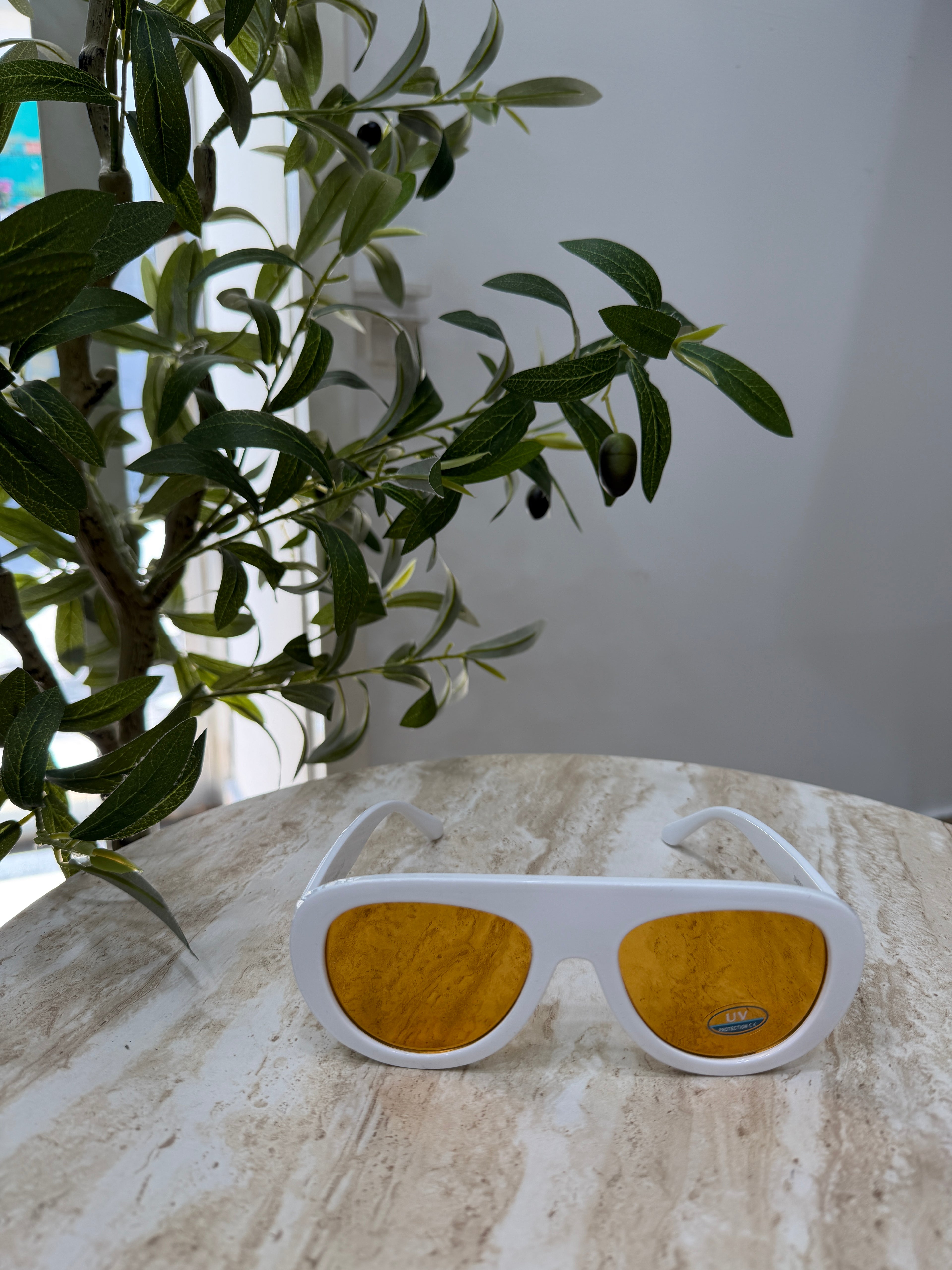 Occhiali da sole bianchi oversize con lenti gialle