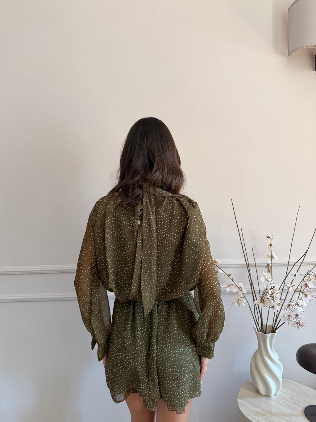 Vestito Corto con Collo Alto e Cintura