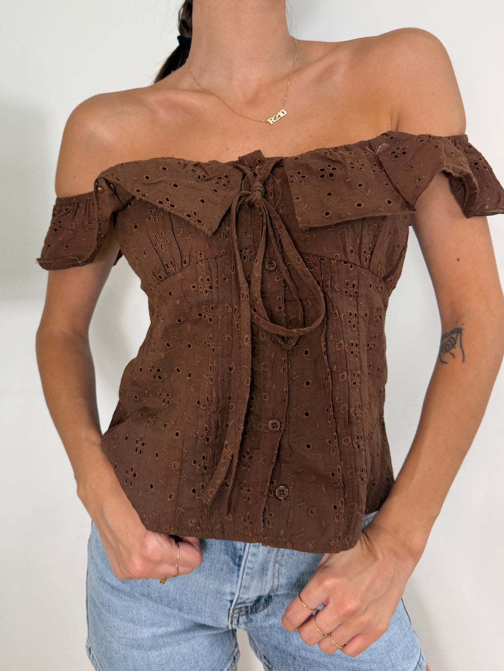 Blusa sangallo con spalle scoperte
