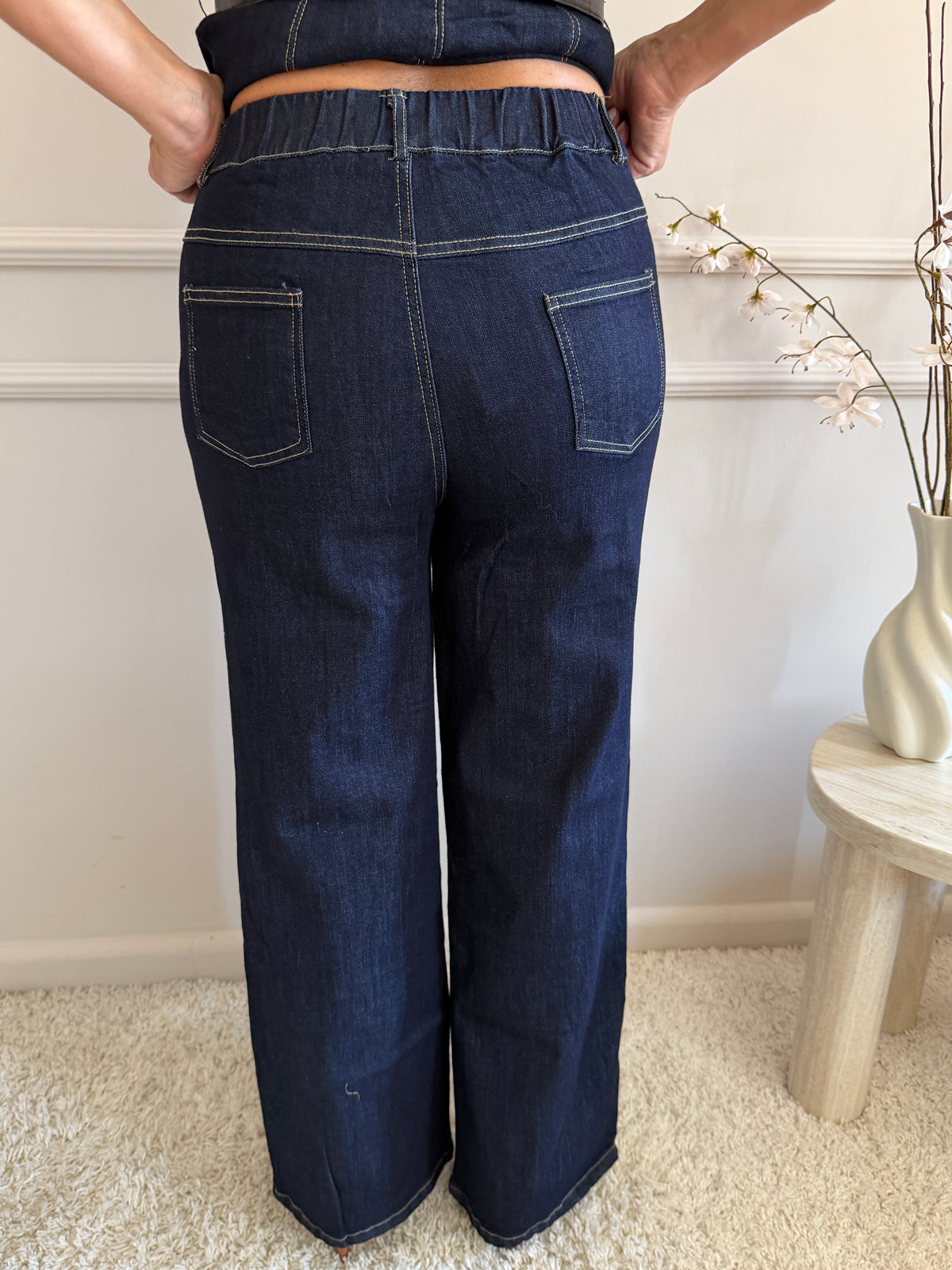 Coordinato in denim con camicia smanicata e pantalone