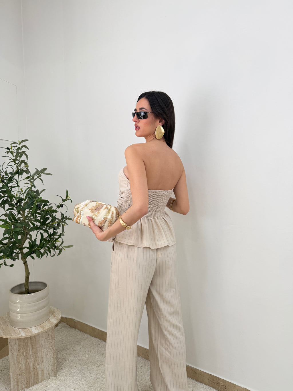 Coordinato bustier con nodo e pantalone gessato a gamba ampia