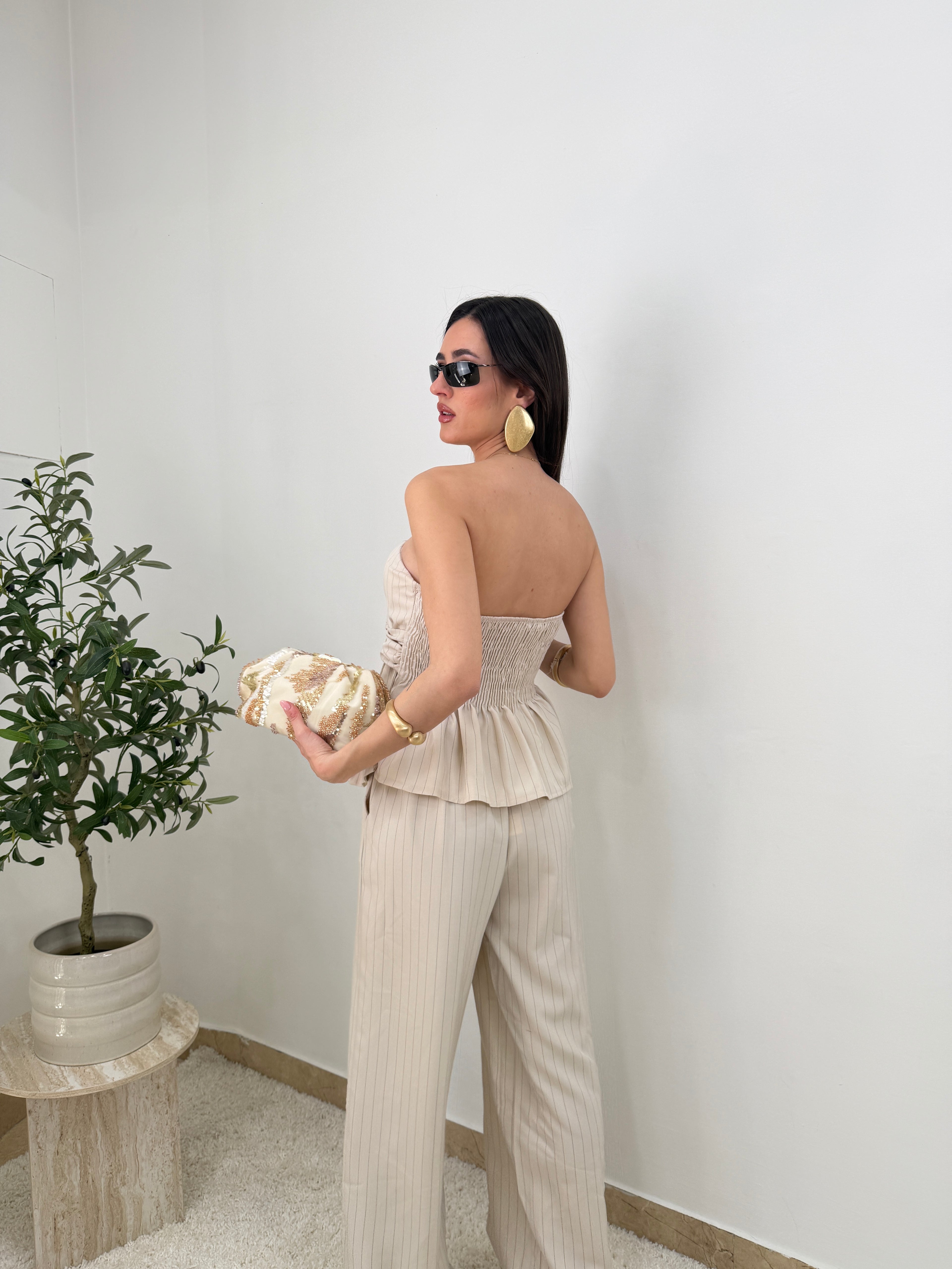 Coordinato bustier con nodo e pantalone gessato a gamba ampia