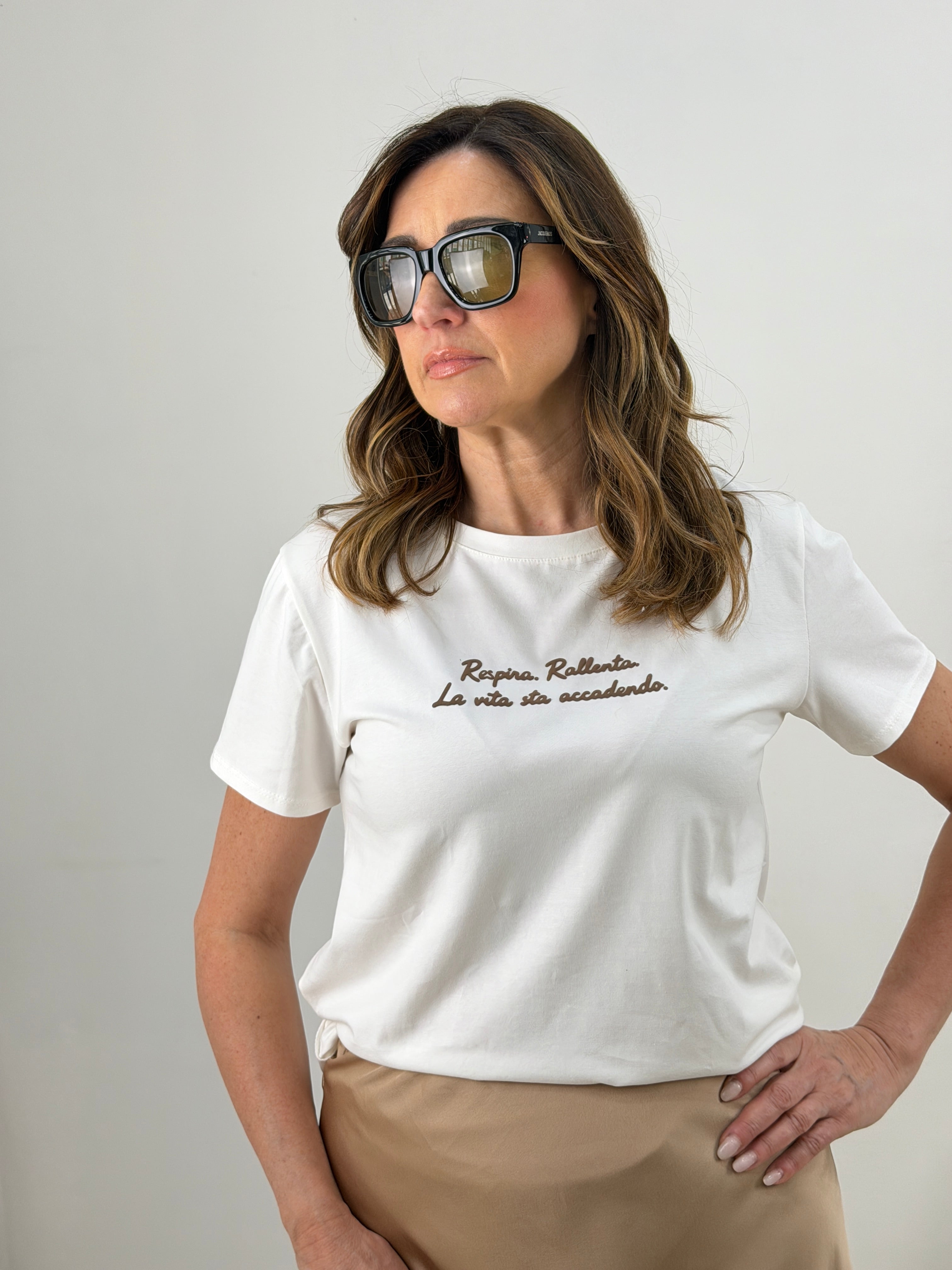 T-shirt con scritta minimal