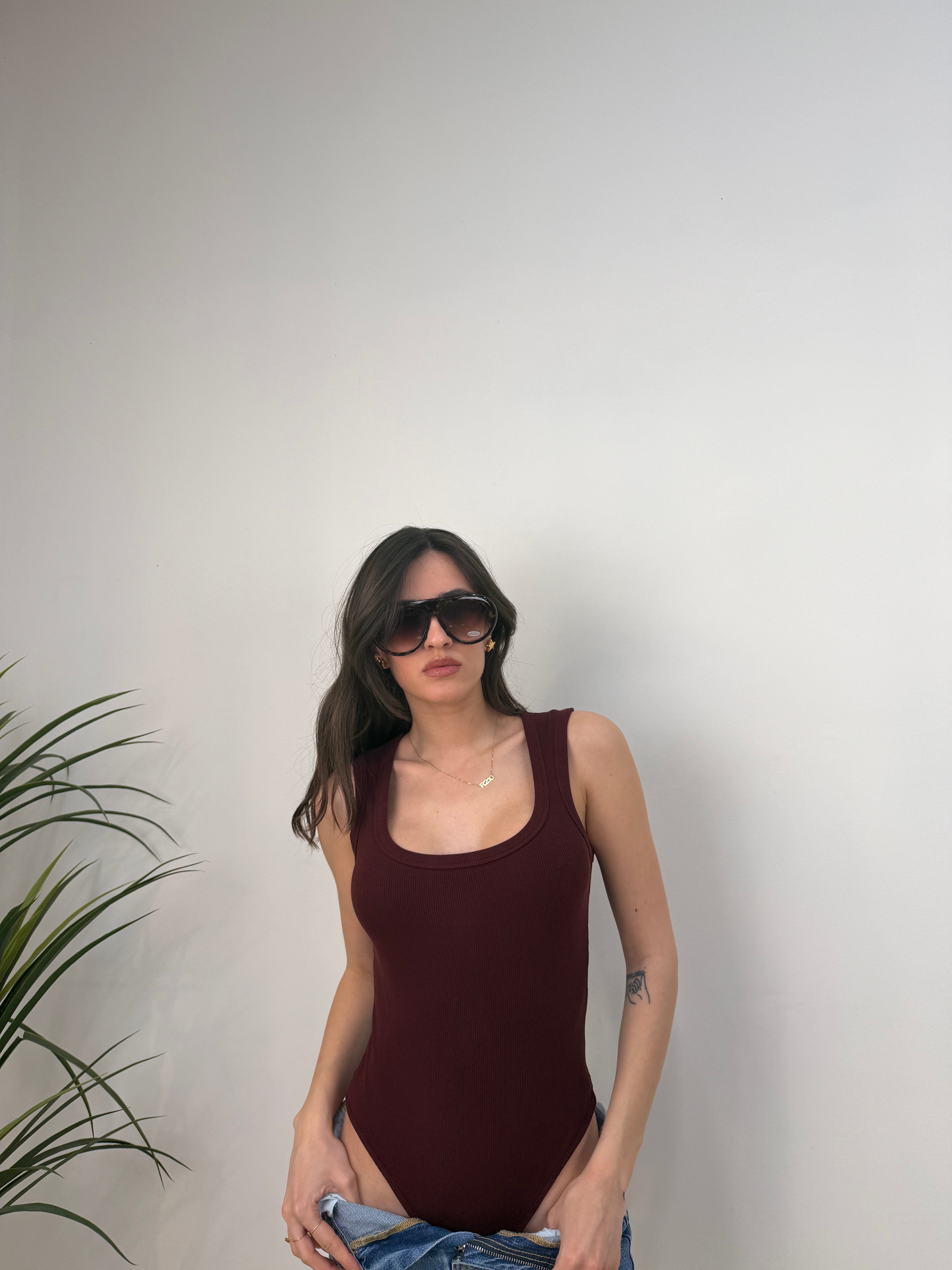 Body a costine con scollo ampio – basic fit