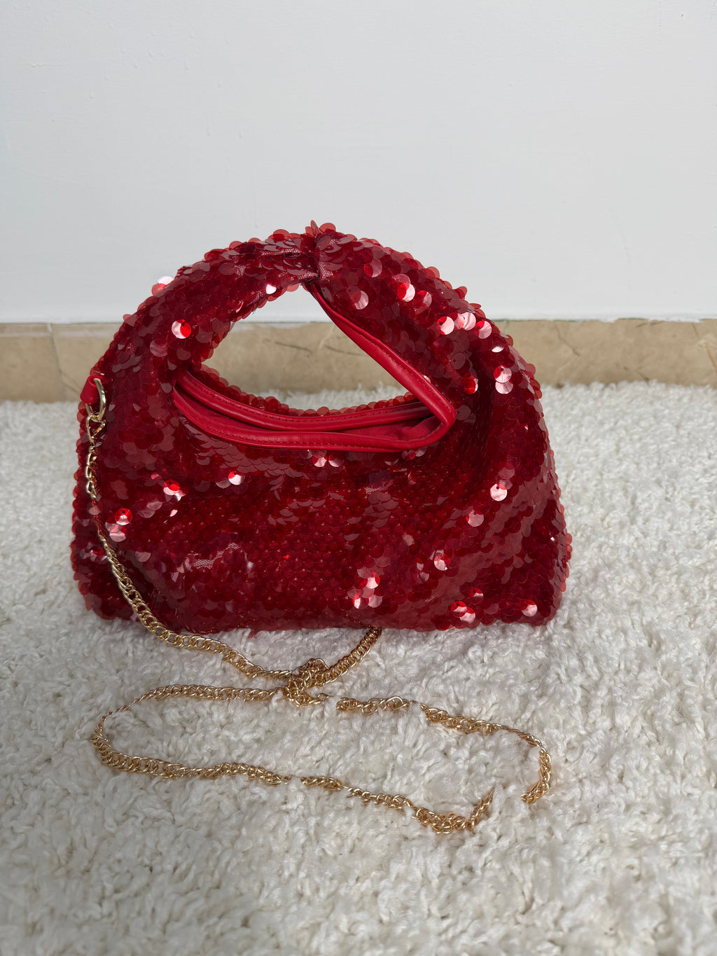 Borsa a mano  con paillettes rosse e catena dorata