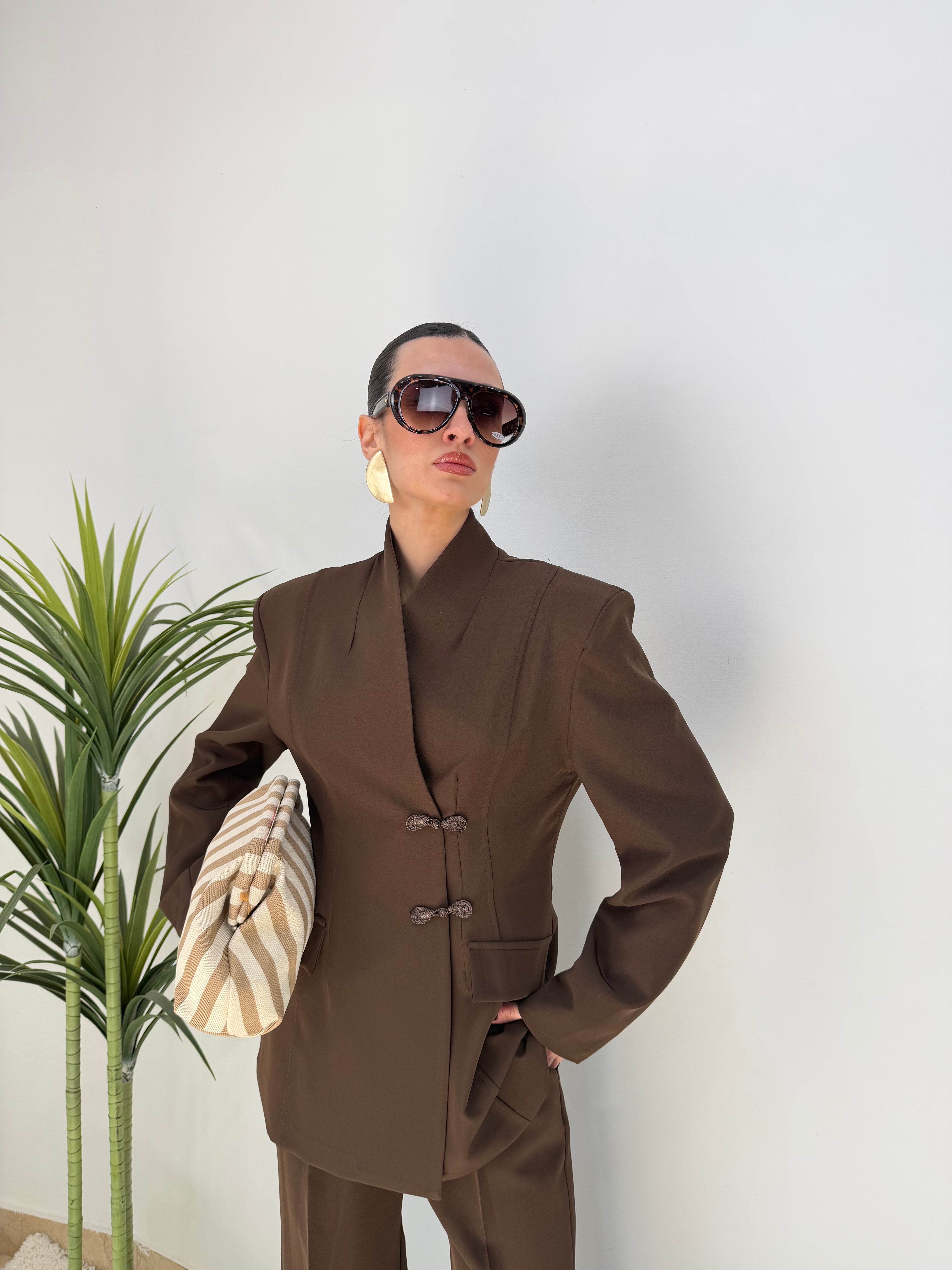 Tailleur stile coreano con giacca asimmetrica a nodo